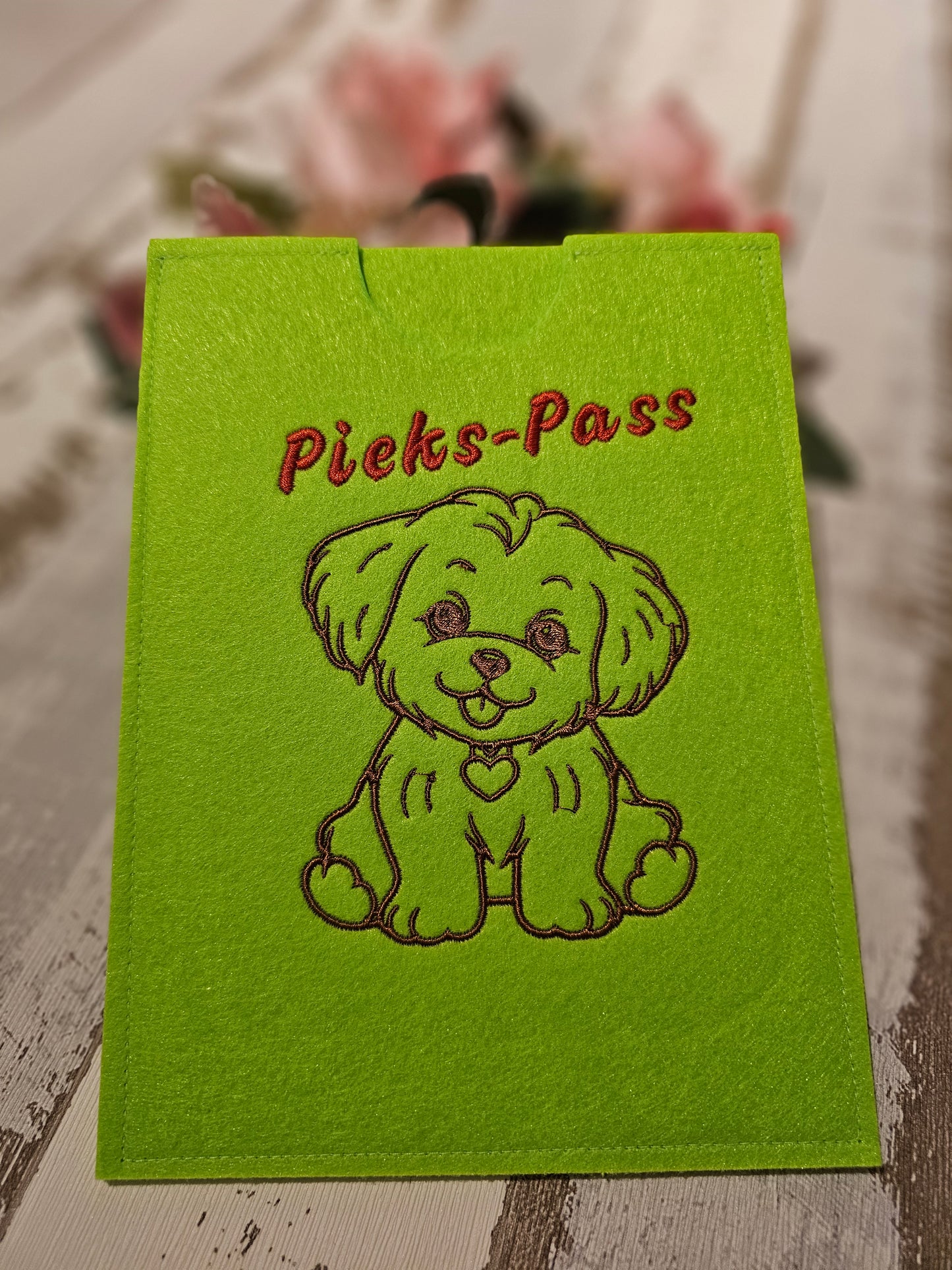 Hüllen für den EU Heimtierausweis und den Impfpass von Haustieren, bestickt mit Wunschmotiv Hund, Katze oder Hase durch die Pfötchenboutique