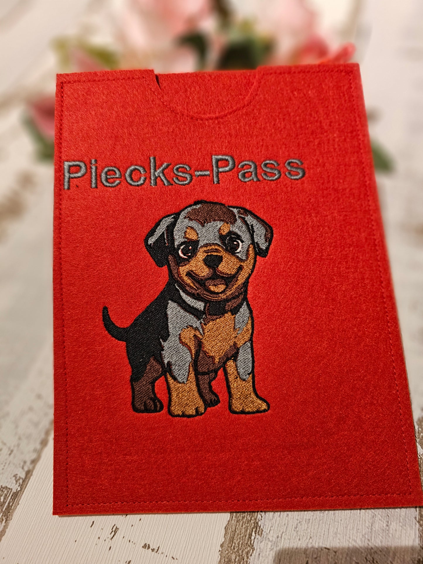Hüllen für den EU Heimtierausweis und den Impfpass von Haustieren, bestickt mit Wunschmotiv Hund, Katze oder Hase durch die Pfötchenboutique