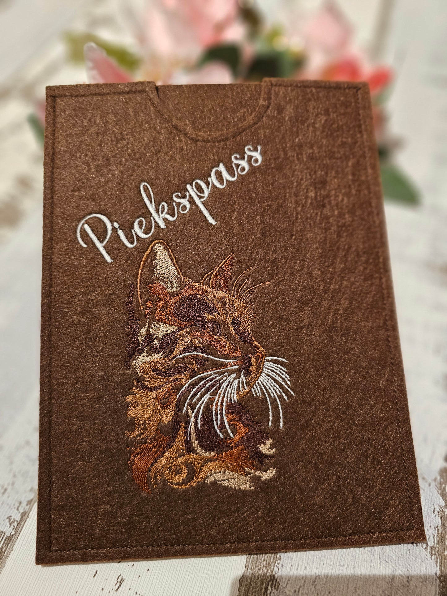 Hüllen für den EU Heimtierausweis und den Impfpass von Haustieren, bestickt mit Wunschmotiv Hund, Katze oder Hase durch die Pfötchenboutique
