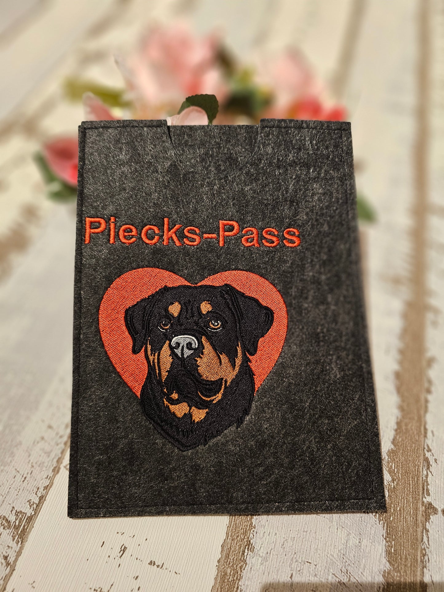 Hüllen für den EU Heimtierausweis und den Impfpass von Haustieren, bestickt mit Wunschmotiv Hund, Katze oder Hase durch die Pfötchenboutique