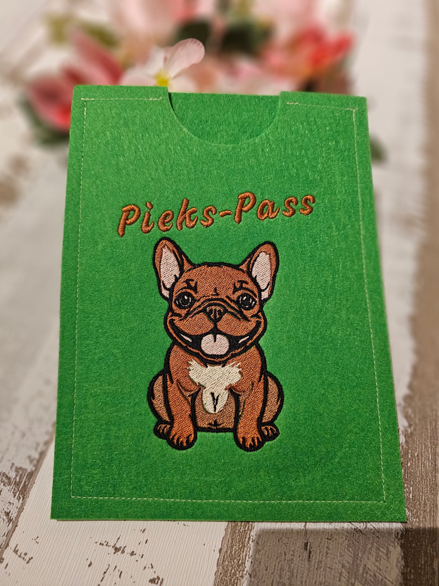 Hüllen für den EU Heimtierausweis und den Impfpass von Haustieren, bestickt mit Wunschmotiv Hund, Katze oder Hase durch die Pfötchenboutique
