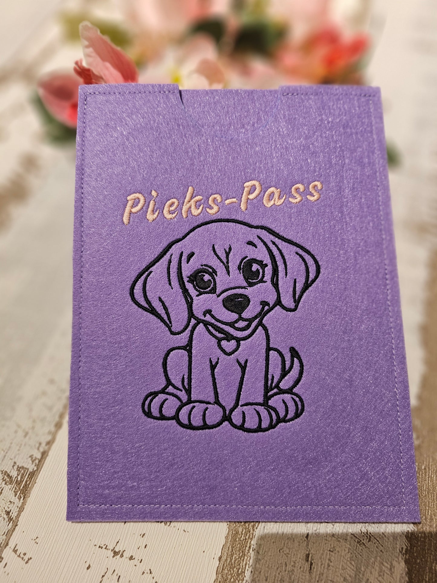 Hüllen für den EU Heimtierausweis und den Impfpass von Haustieren, bestickt mit Wunschmotiv Hund, Katze oder Hase durch die Pfötchenboutique