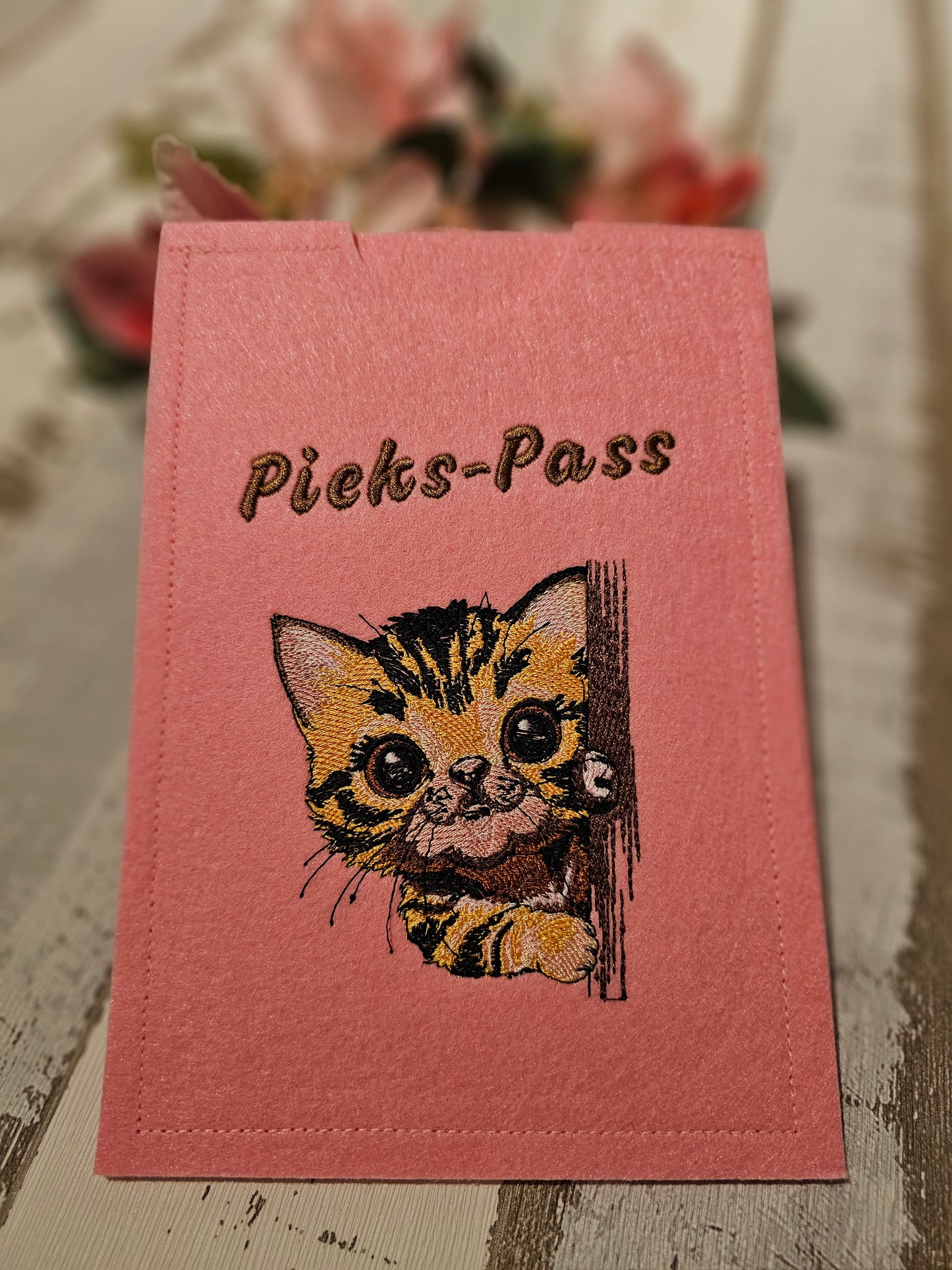 Hüllen für den EU Heimtierausweis und den Impfpass von Haustieren, bestickt mit Wunschmotiv Hund, Katze oder Hase durch die Pfötchenboutique