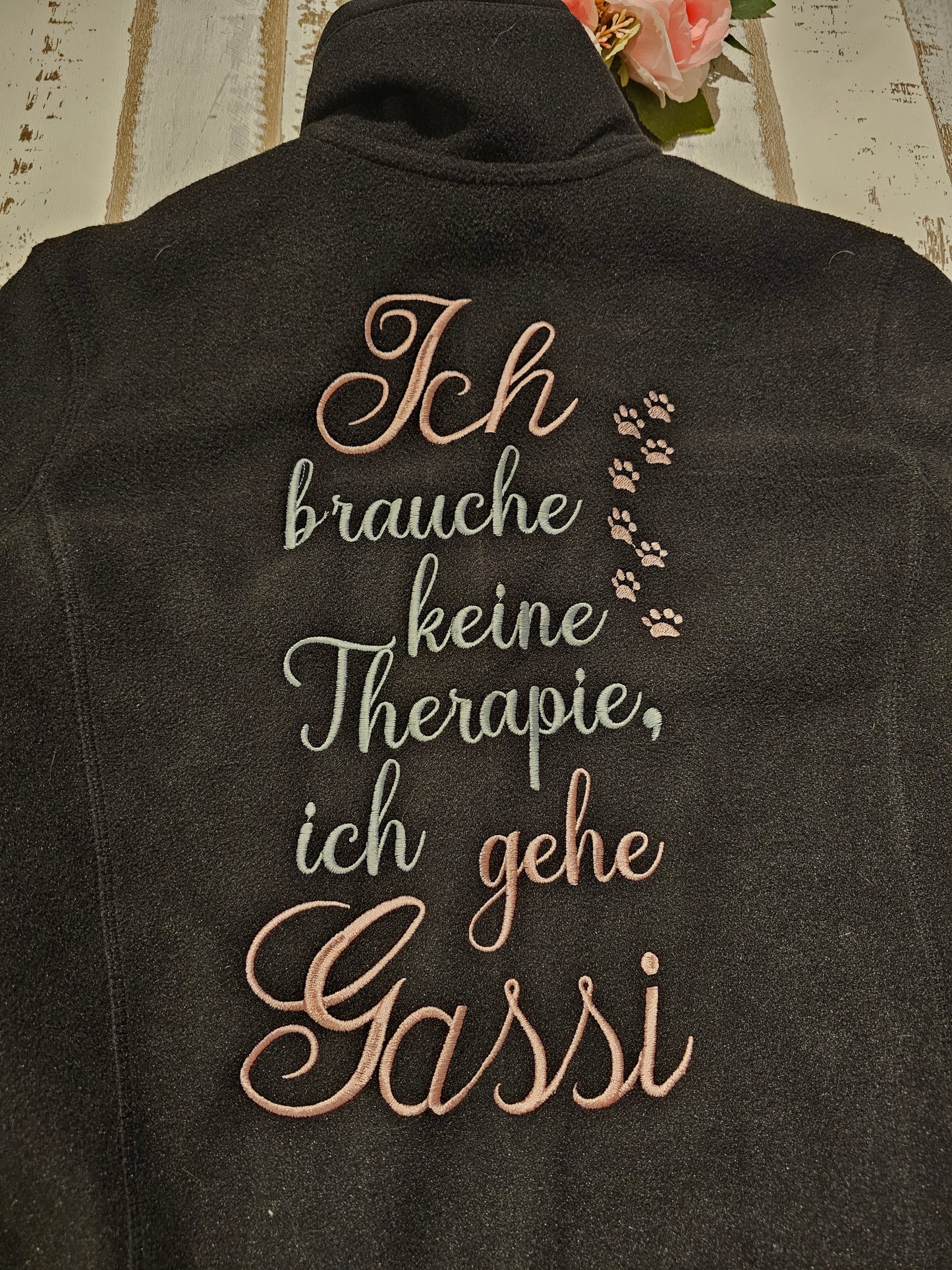 Bestickte Gassijacke "Ich brauche keine Therapie ich gehe Gassi" der Pfötchenboutique