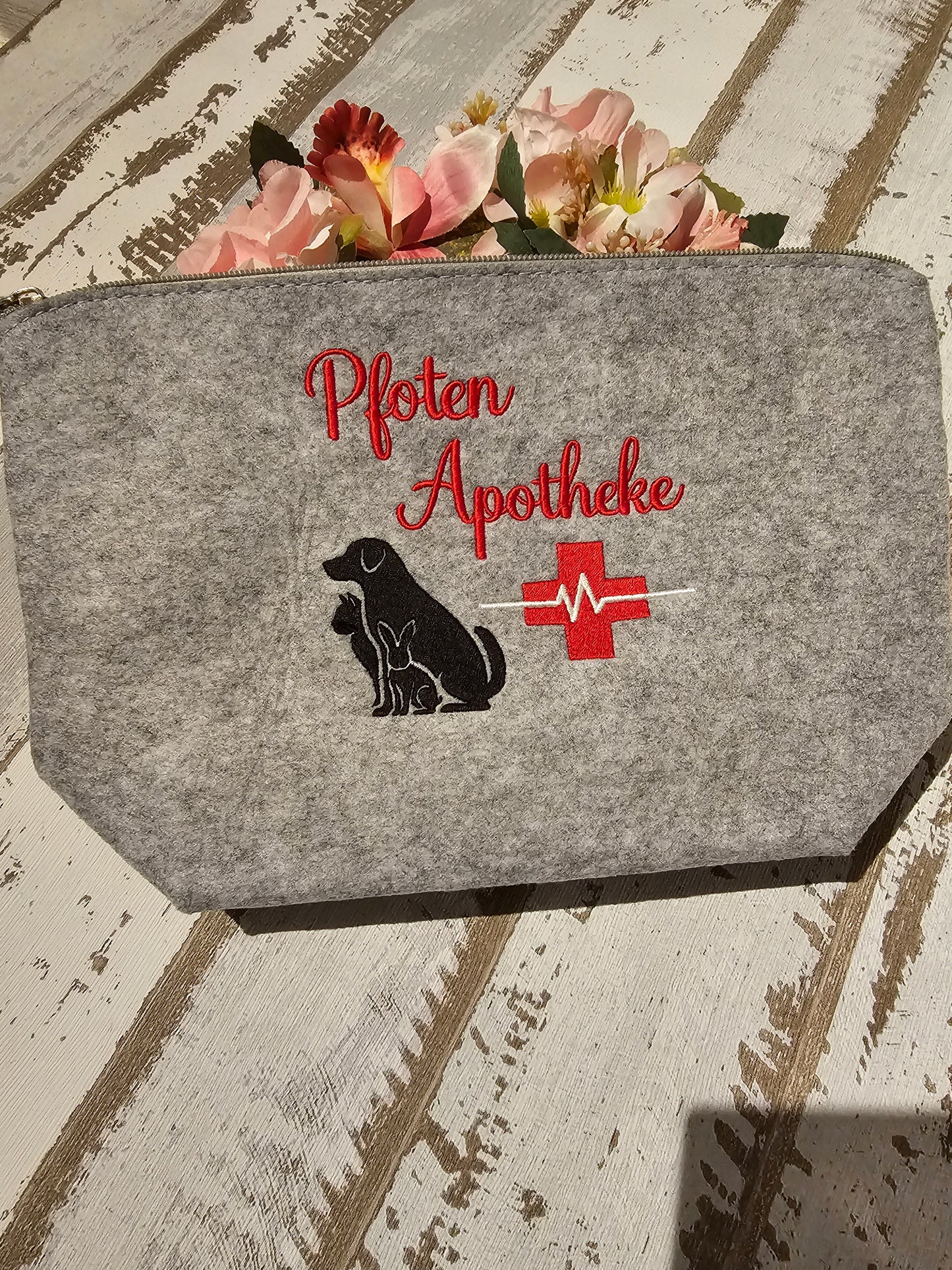 Bestickte Tasche "Pfotenapotheke"