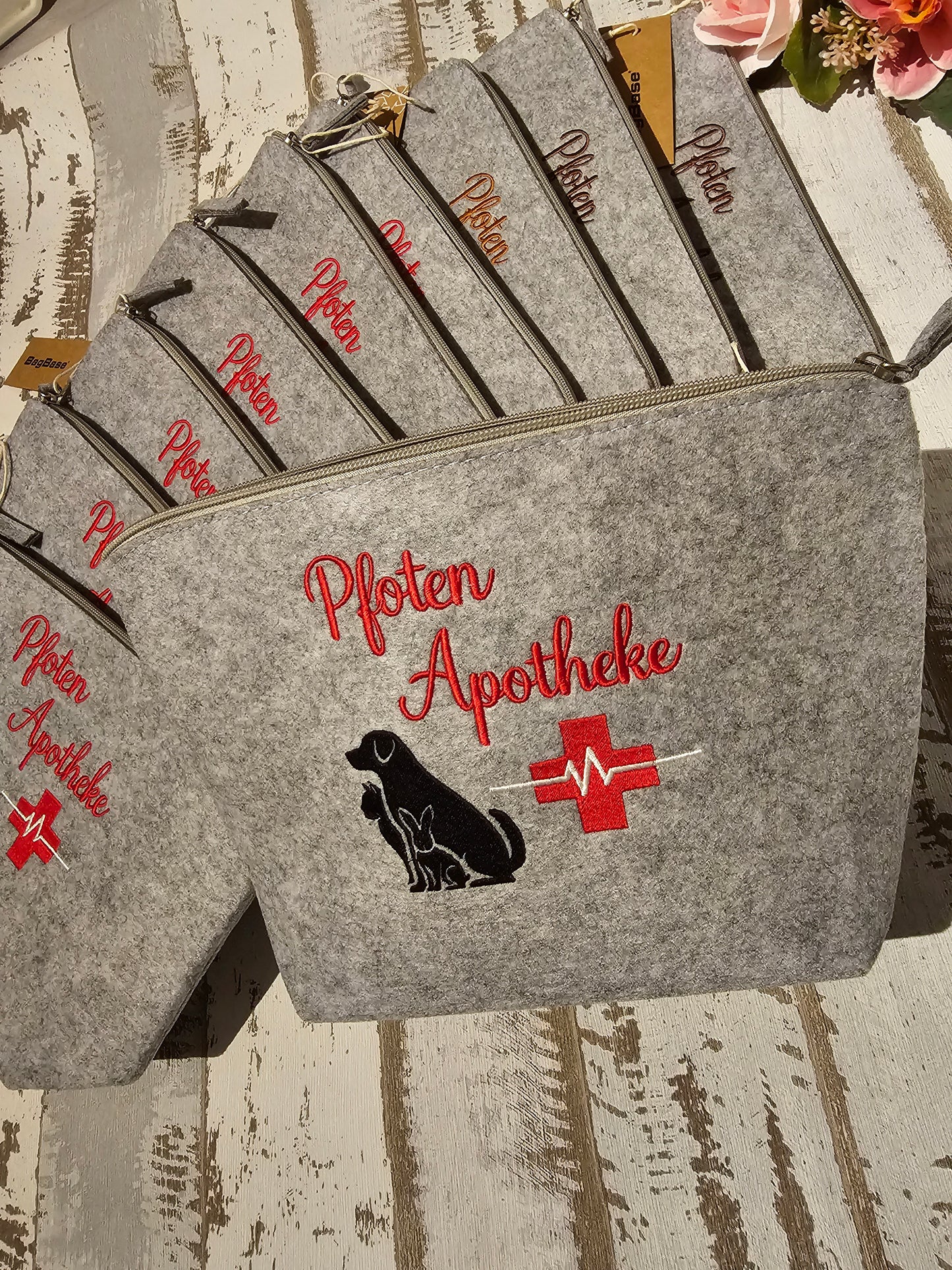 Bestickte Tasche "Pfotenapotheke"