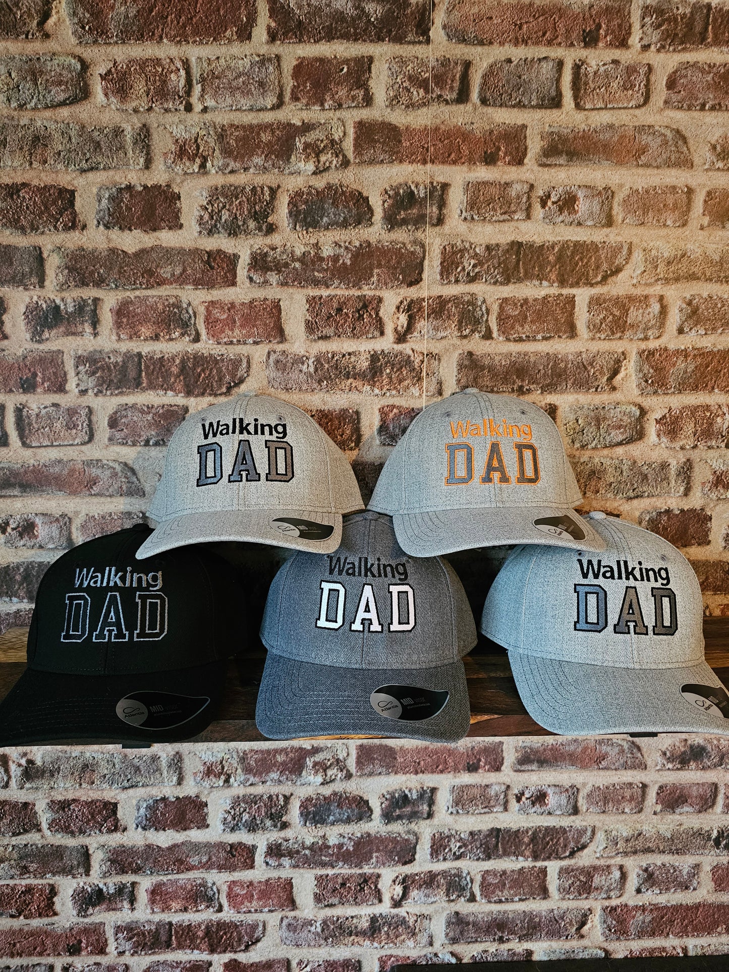 Designbeispiele bestickter Caps mit der Aufschrift Walking Dad der Pfötchenboutique