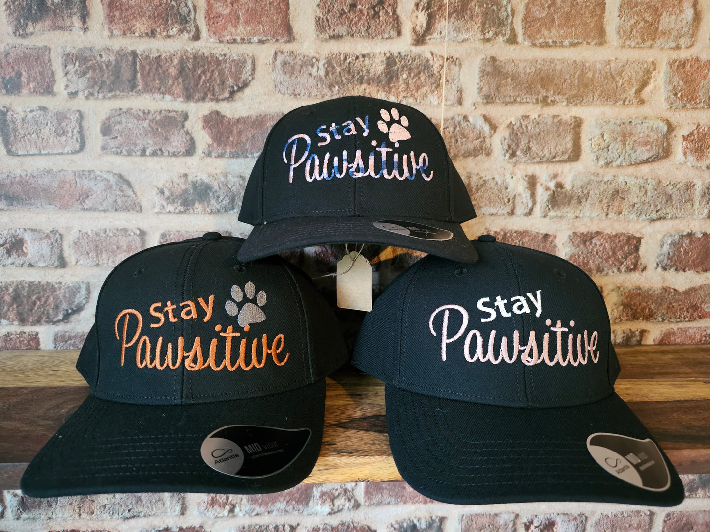 Designbeispiele bestickte Cap Stay Pawsitive als Geschenkidee der Pfötchenboutique