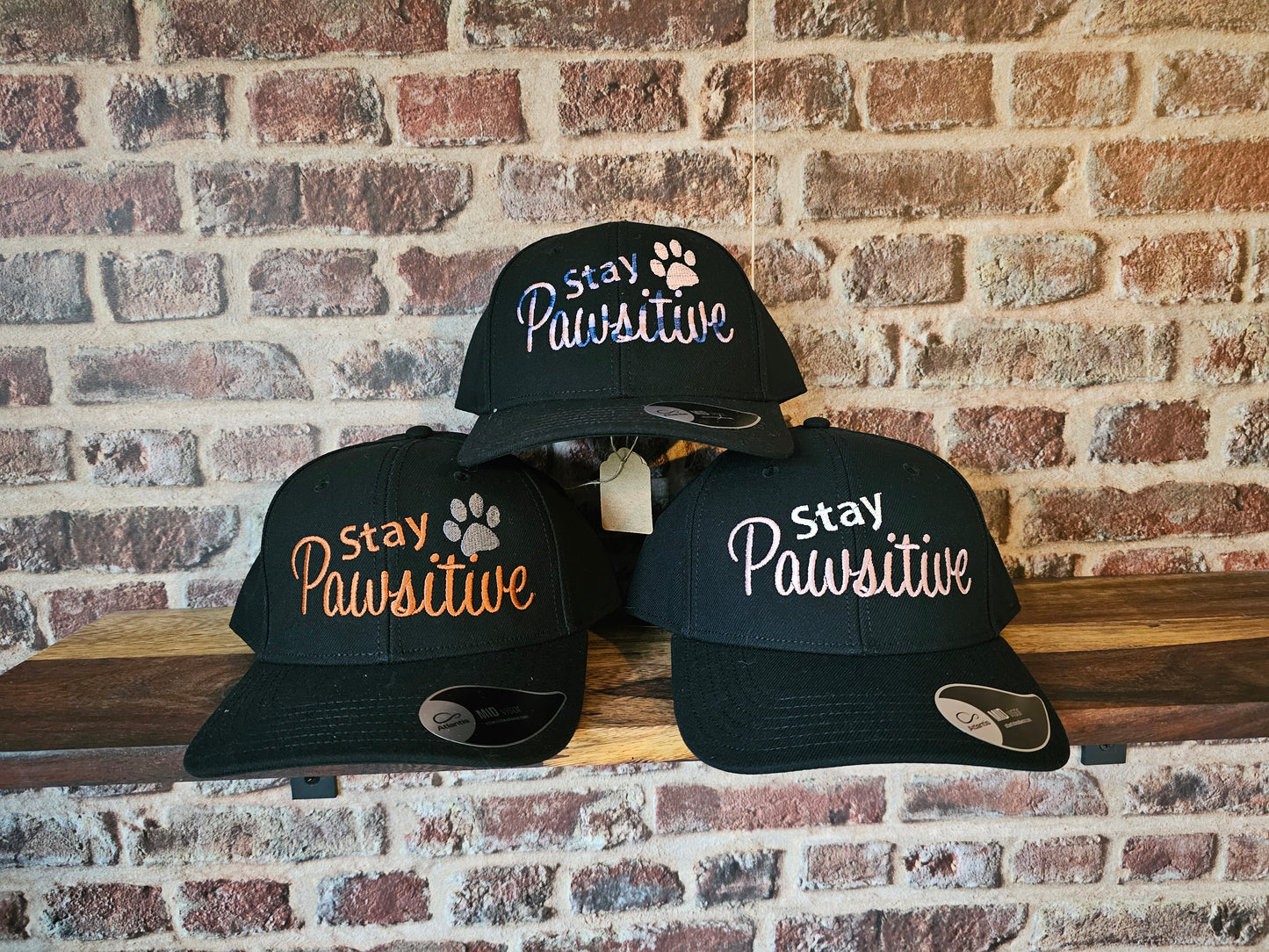 Cap mit Bestickung: "Stay Pawsitive"