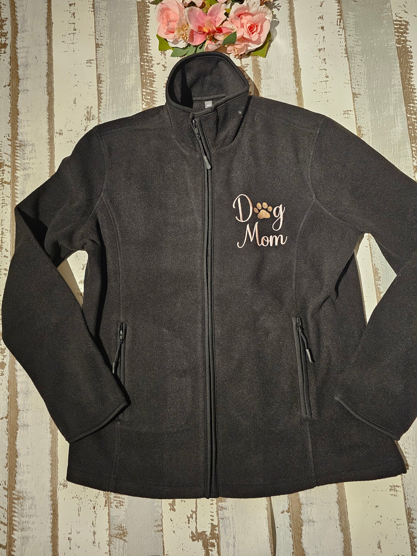 Bestickte Gassijacke mit Dog mom Logo vorn der Pfötchenboutique