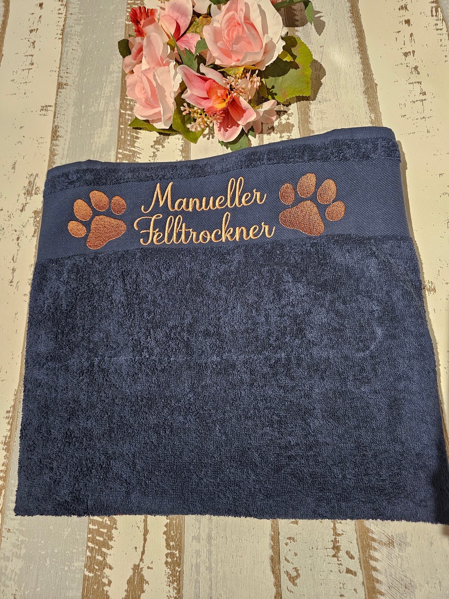 Handtuch bestickt mit der Aufschrift "Manueller Felltrockner" für Haustiere. Bestickt von der Pfötchenboutique