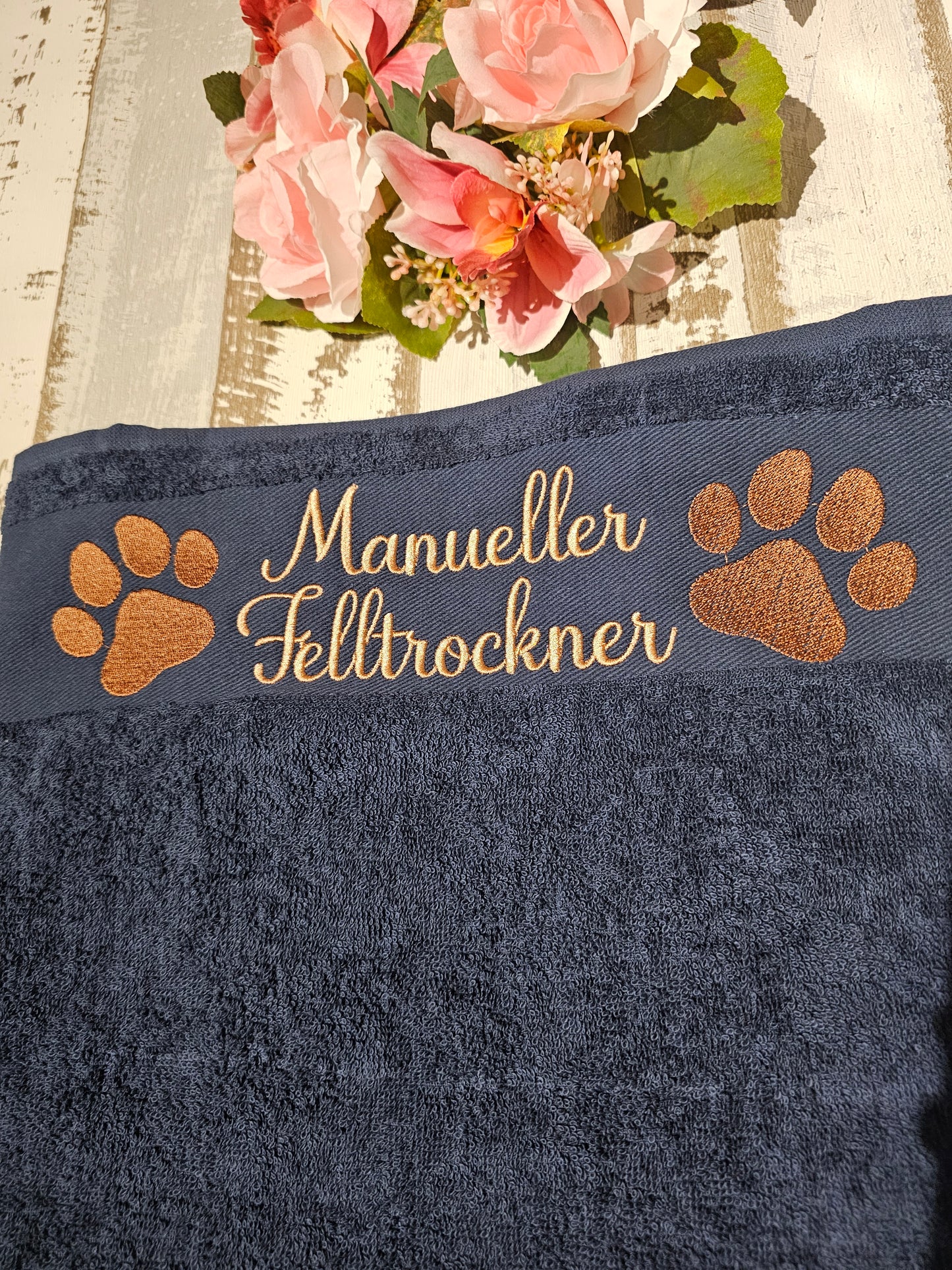 Handtuch bestickt mit der Aufschrift "Manueller Felltrockner" für Haustiere. Bestickt von der Pfötchenboutique