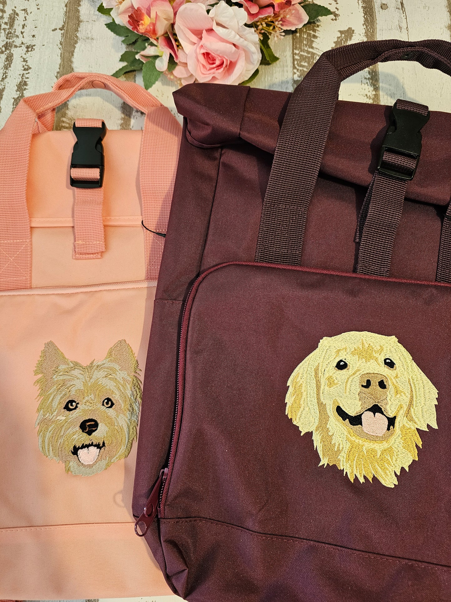 Rolltop Rucksack bestickt mit Hundemotiv nach Wahl von der Pfötchenboutique