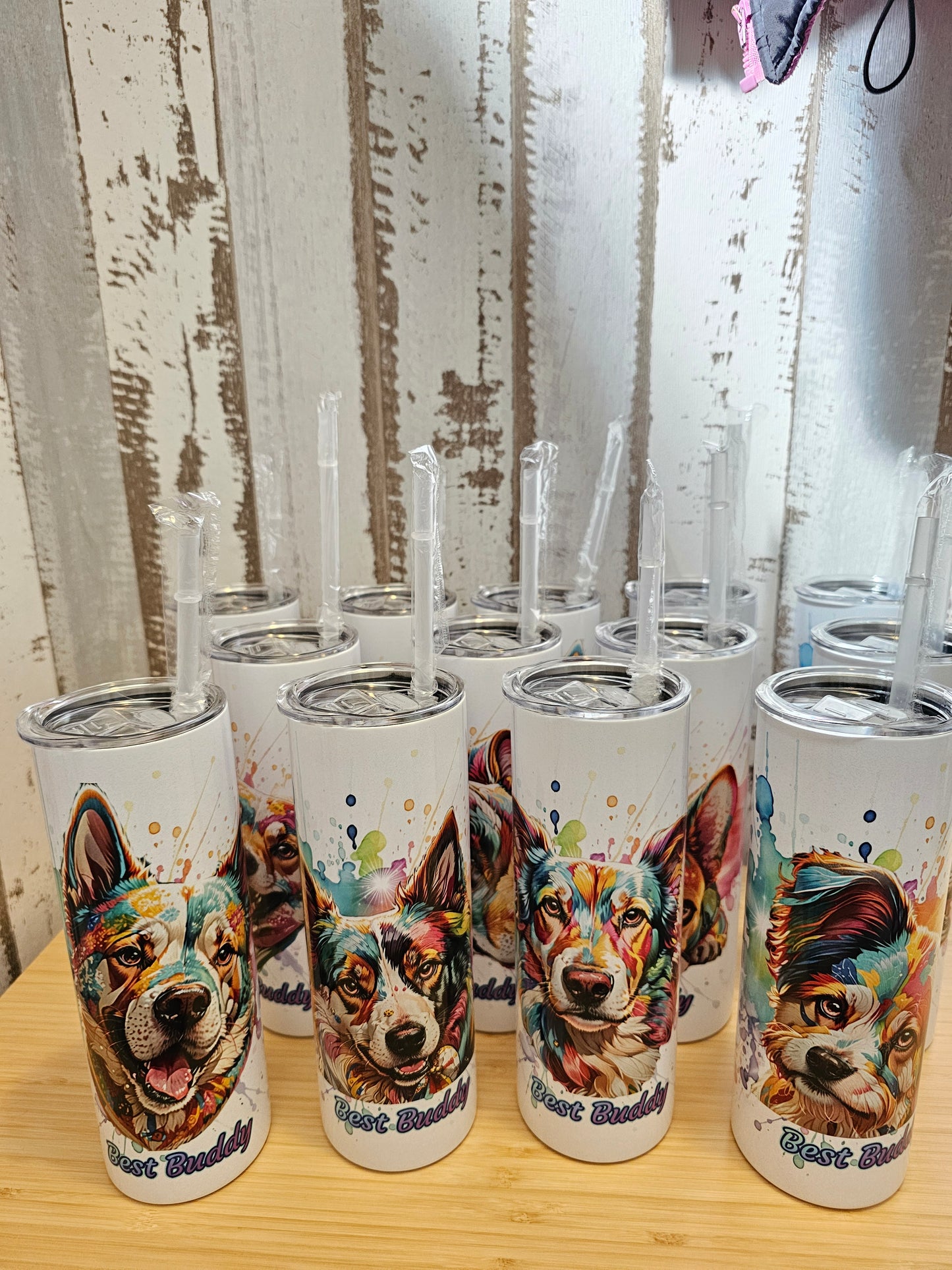 Tumbler für Kaltgetränke mit Strohhalm und Gummiuntersetzer