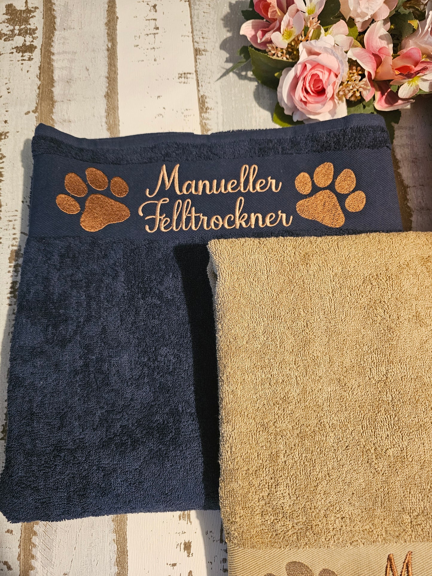 Handtuch bestickt mit der Aufschrift "Manueller Felltrockner" für Haustiere. Bestickt von der Pfötchenboutique