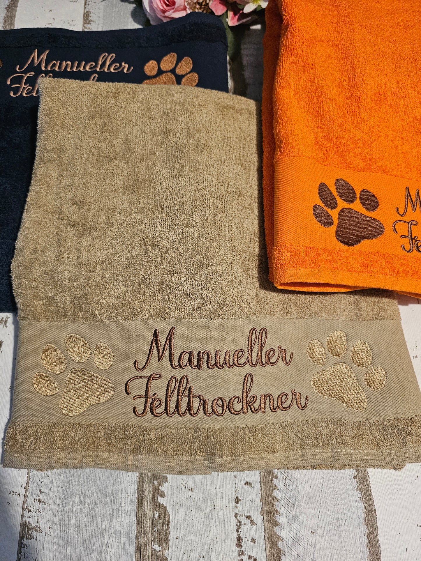 Handtuch bestickt mit der Aufschrift "Manueller Felltrockner" für Haustiere. Bestickt von der Pfötchenboutique