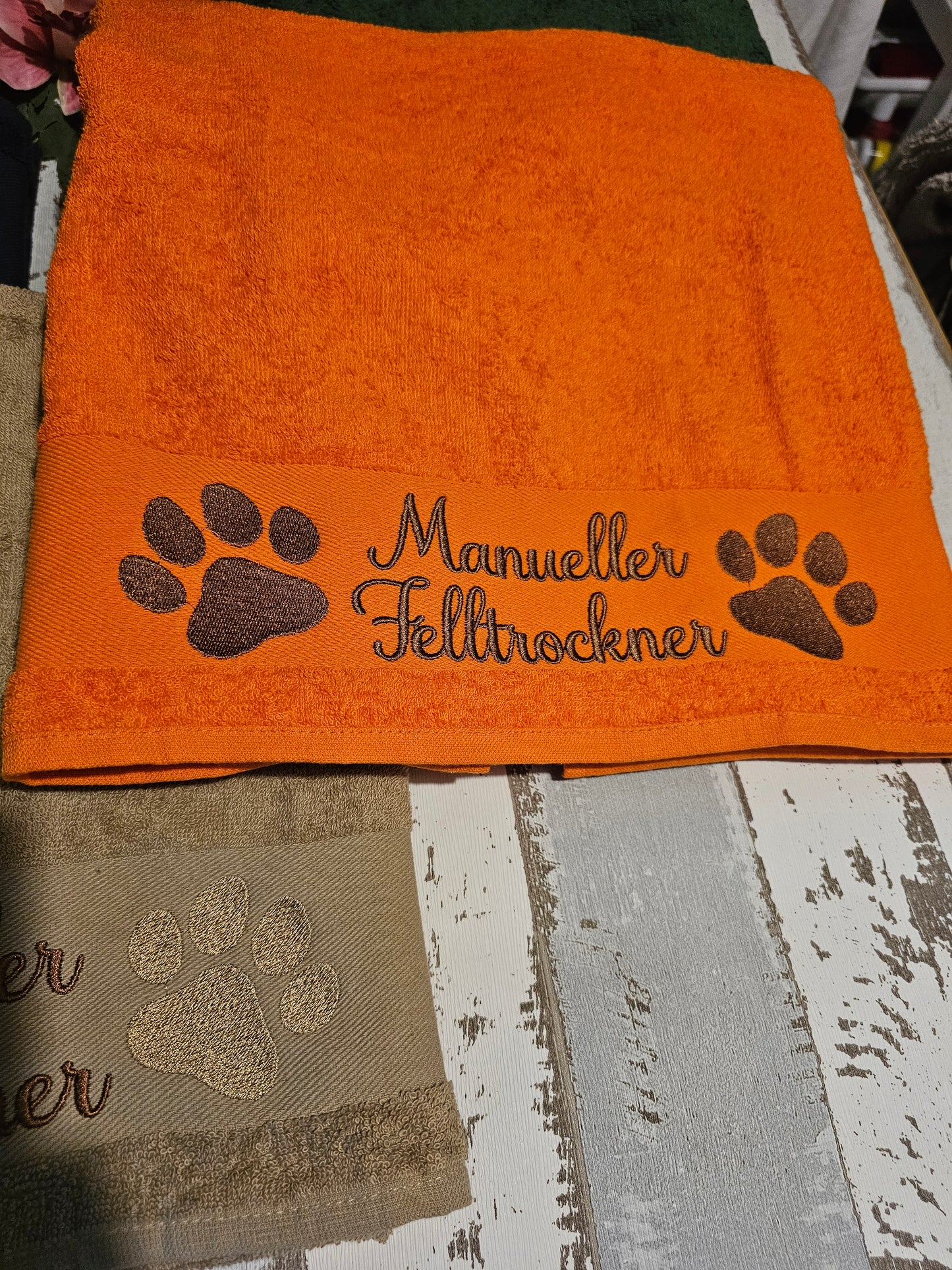 Handtuch bestickt mit der Aufschrift "Manueller Felltrockner" für Haustiere. Bestickt von der Pfötchenboutique