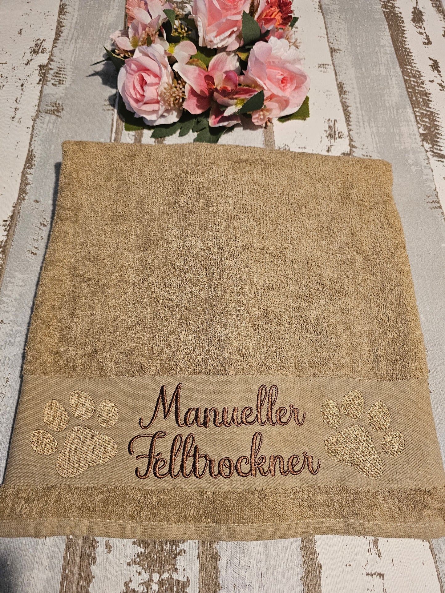 Handtuch bestickt mit der Aufschrift "Manueller Felltrockner" für Haustiere. Bestickt von der Pfötchenboutique
