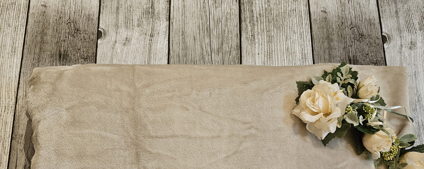 Beige Decke mit Wunschbestickung "Meine Kater sind die Chefs, Sie wissen es, ich weiss es" Personalisierbar