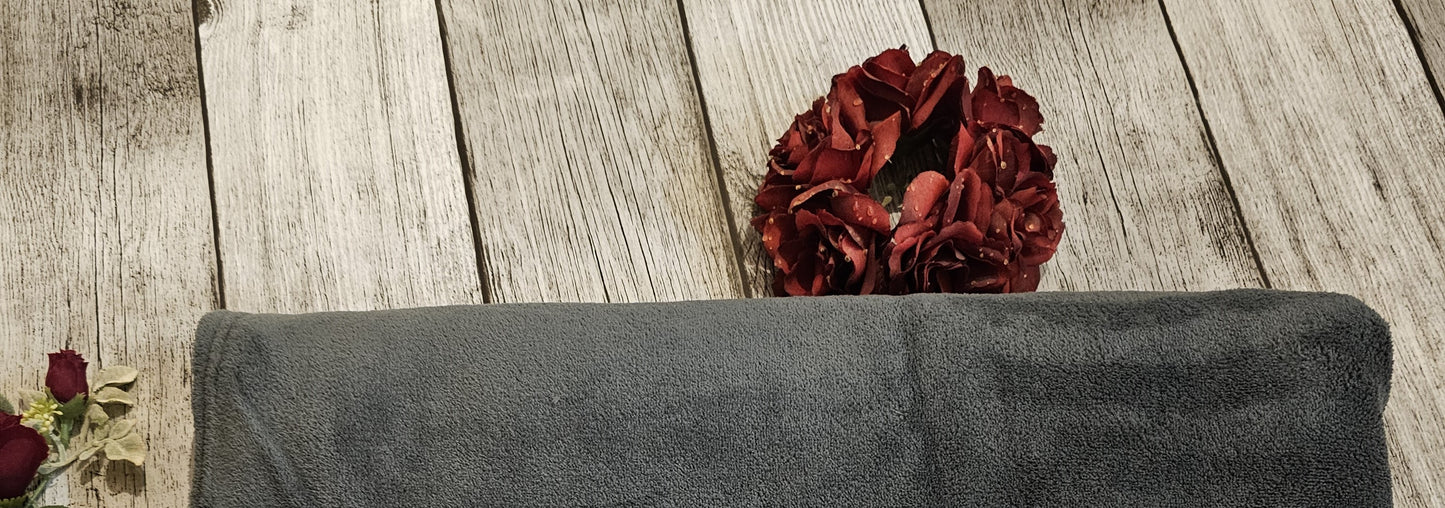 Graue Decke bestickt für Sofa mit Wunschtext
