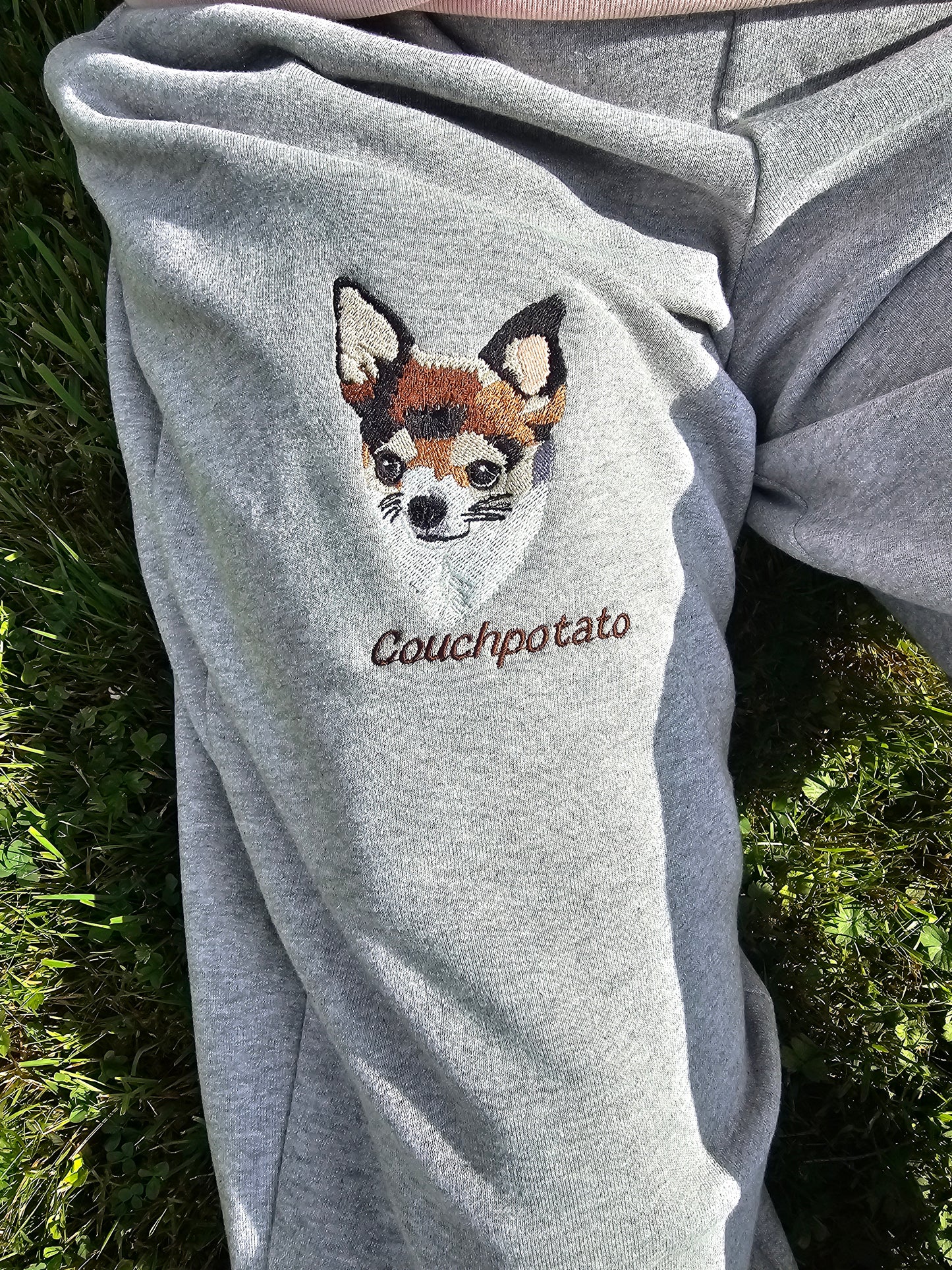 Jogginghose bestickt mit Tierportrait der Pfötchenboutique