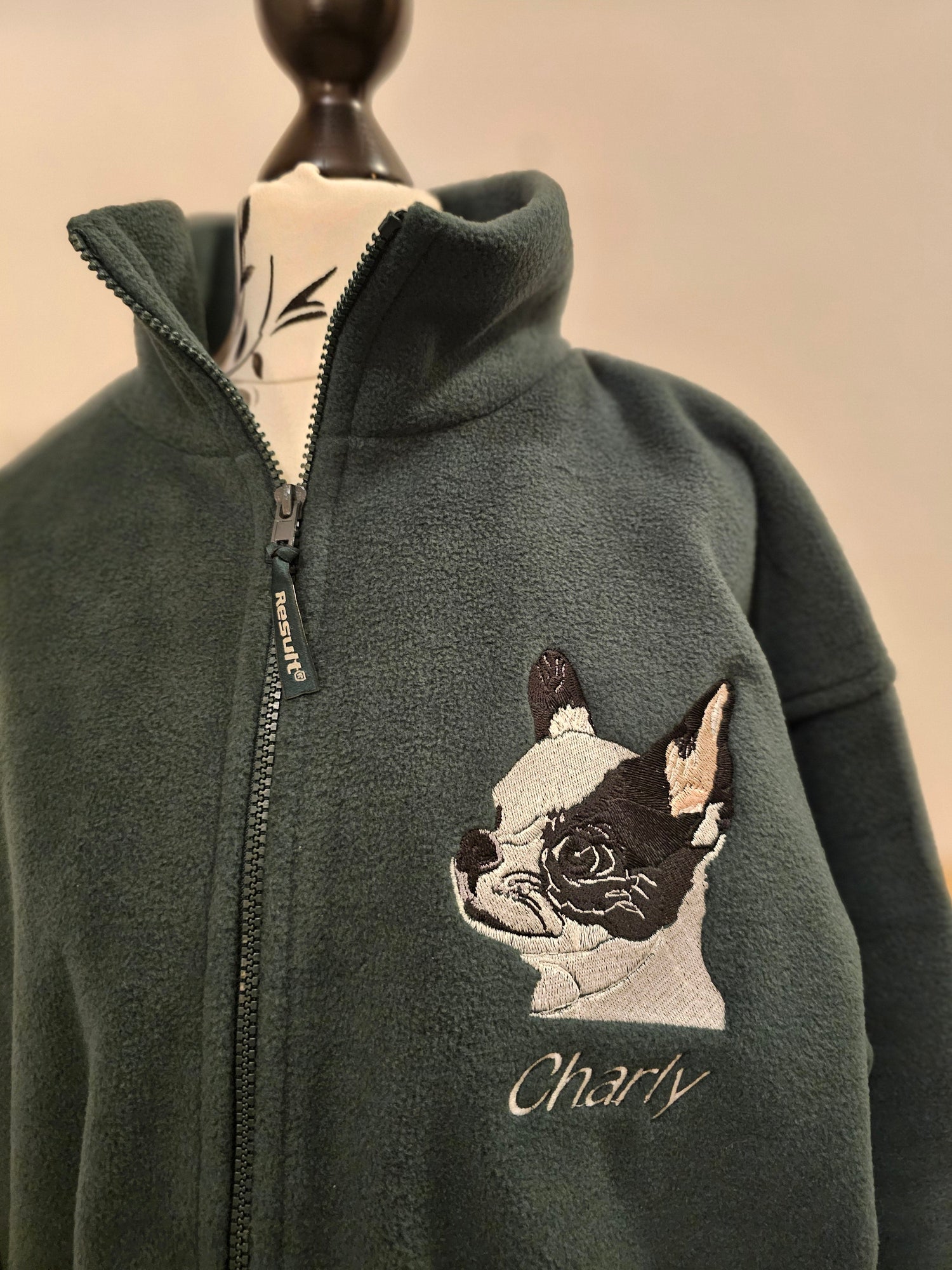Gesticktes Tierportrait auf einer Jacke