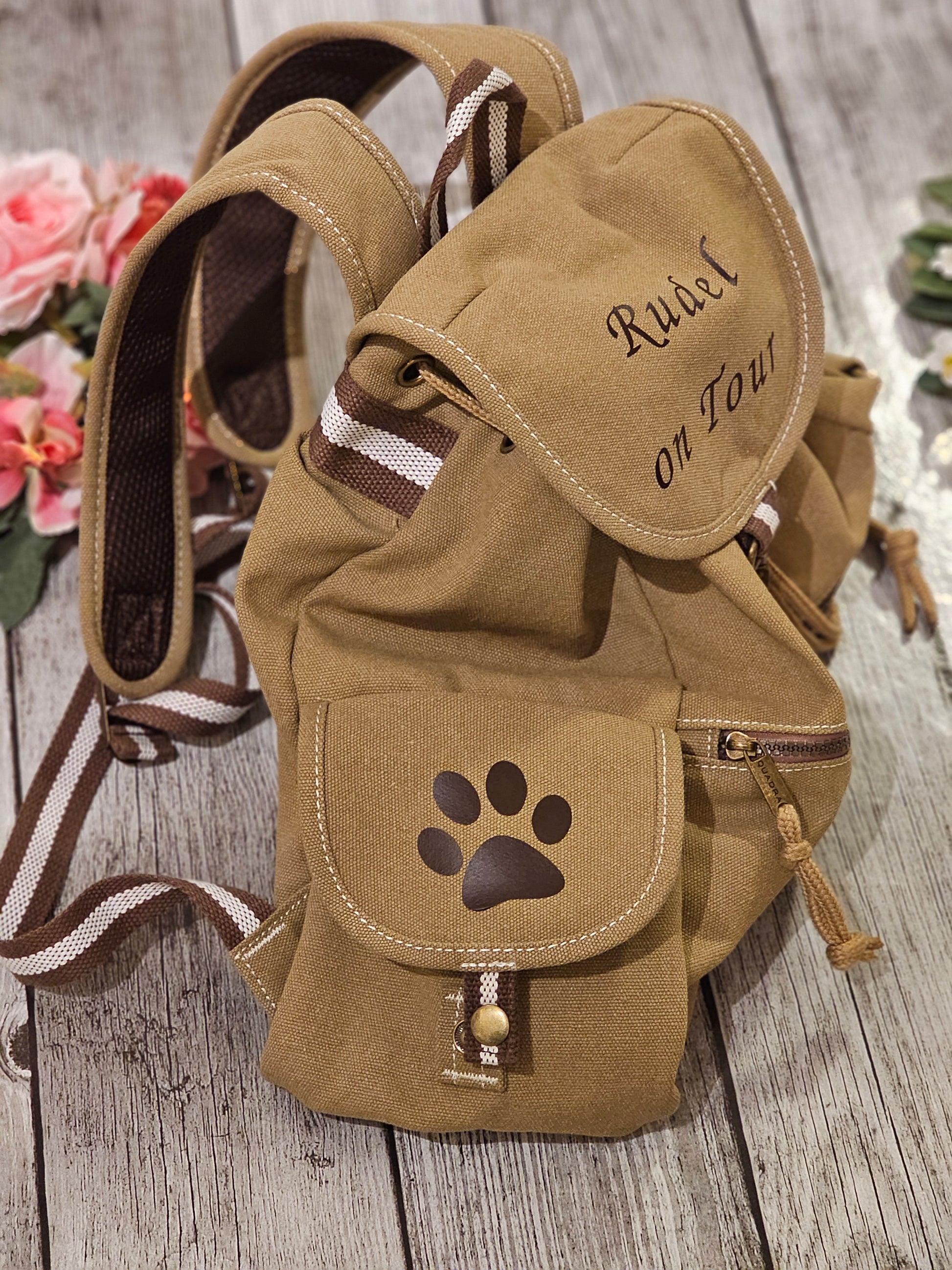 Canvas Rucksack personalisiert mit Hunderasse Wunschmotiv und Wunschtext individualisiert durch die Pfötchenboutique hier mit Chihuahua