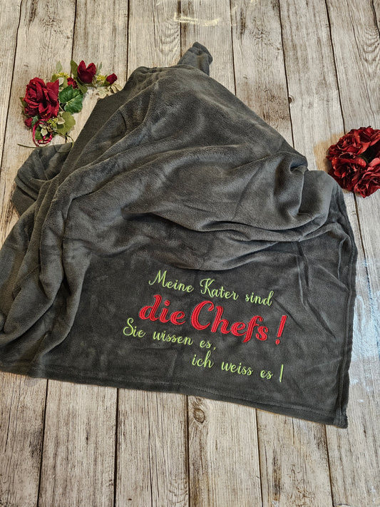 Graue Decke mit Wunschbestickung "Meine Kater sind die Chefs, Sie wissen es, ich weiss es" Personalisierbar