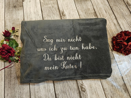Graue Decke bestickt für Sofa mit Wunschtext