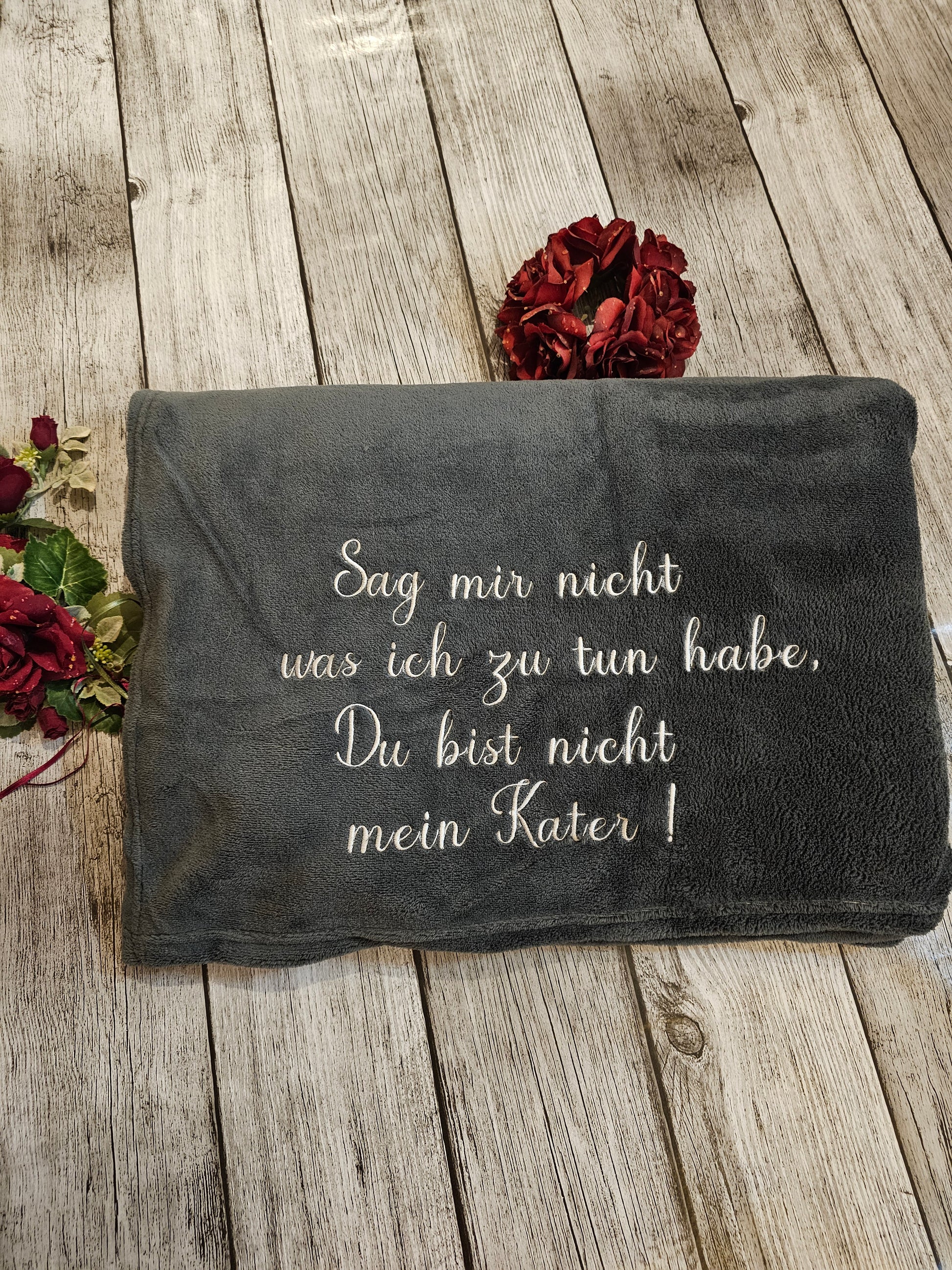 Graue Decke bestickt für Sofa mit Wunschtext