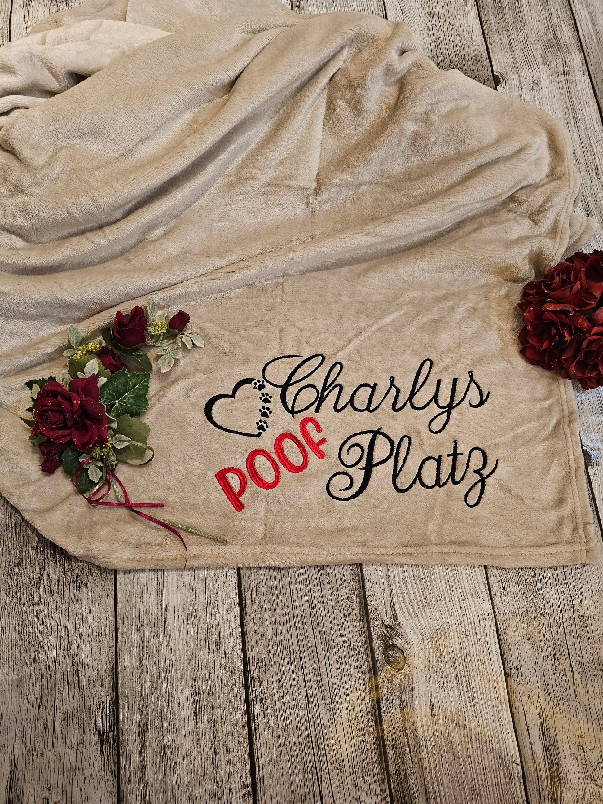 Decke beige mit Bestickung "Poof Platz" individualsierbar