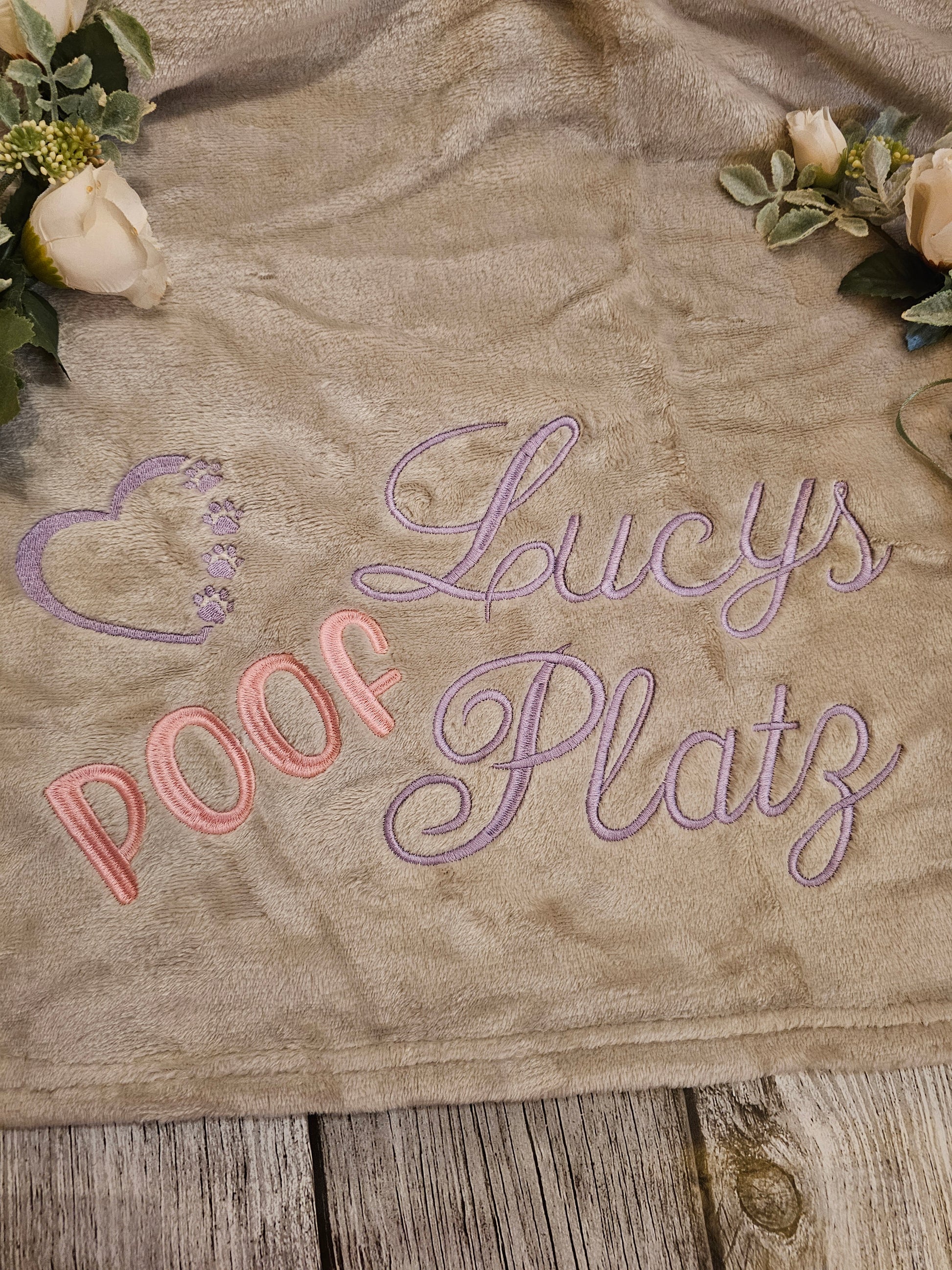 Decke beige mit Bestickung "Poof Platz" individualsierbar