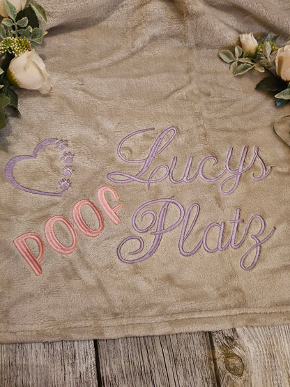 Decke beige mit Bestickung "Poof Platz" individualsierbar