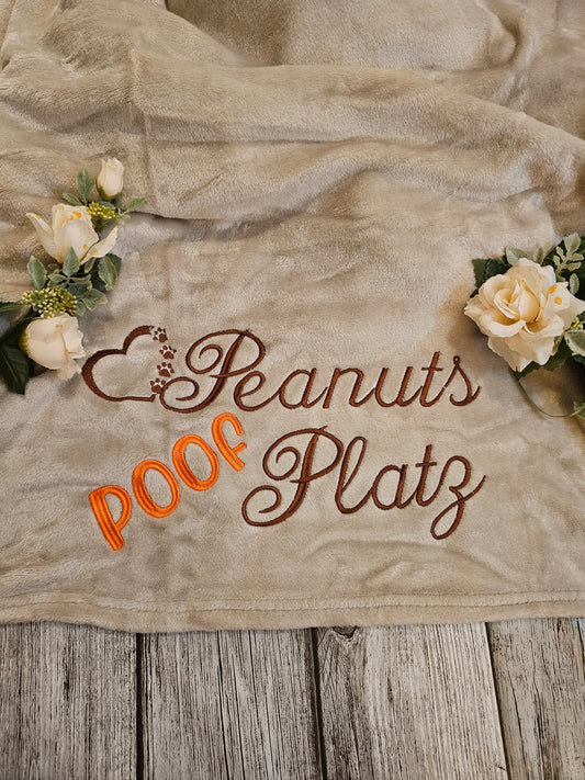 Decke beige mit Bestickung "Poof Platz" individualsierbar
