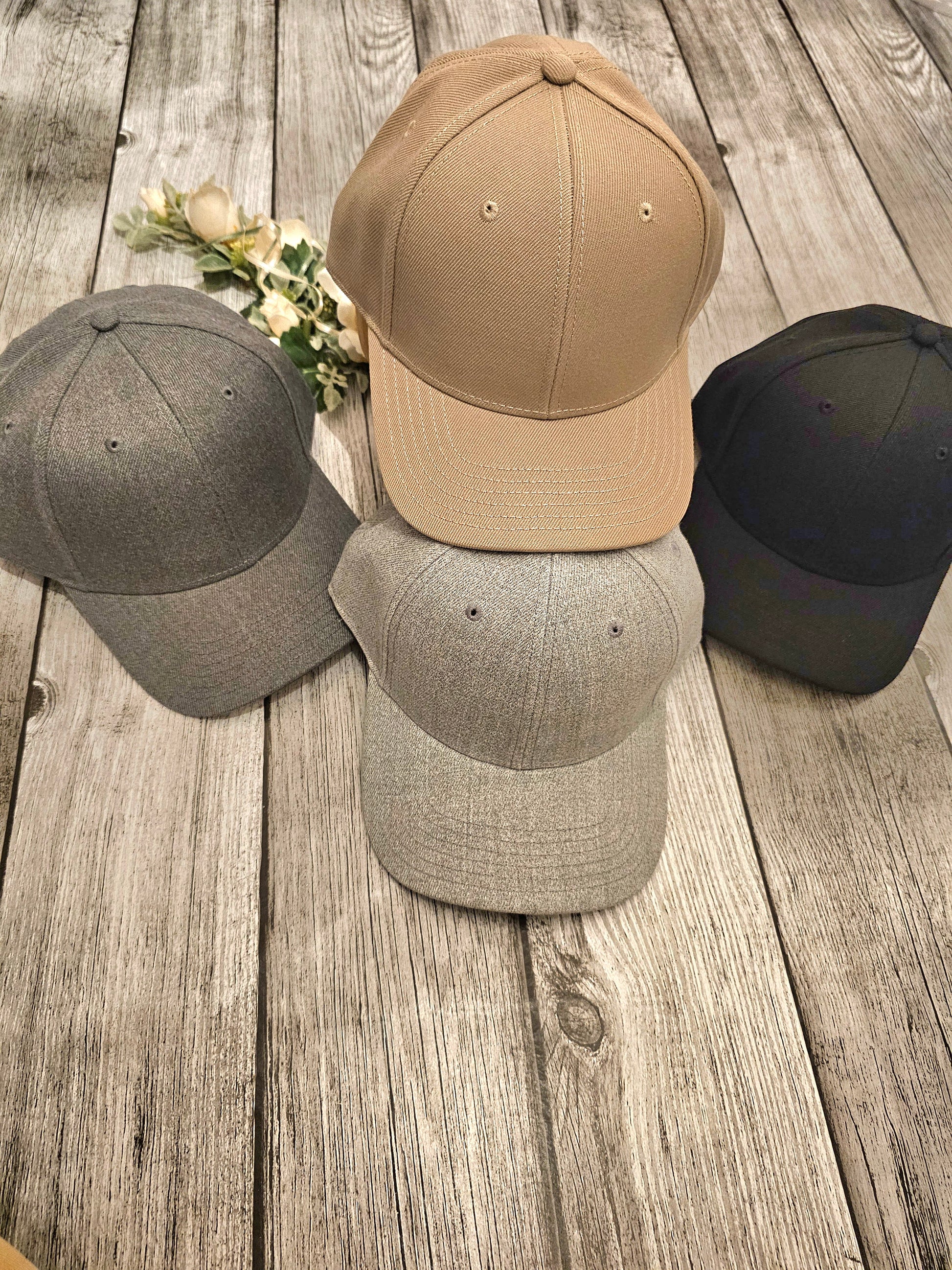 4 Caps zur Auswahl der Wunschbestickung schwarz, grau und hellbraun von der Pfötchenboutique