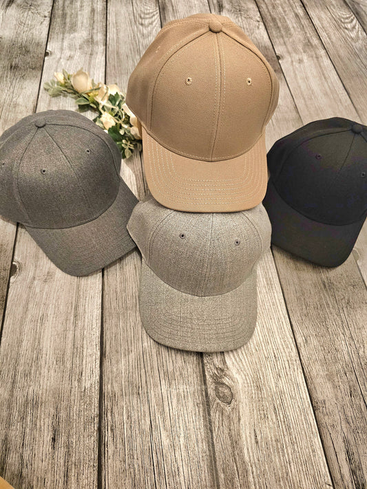 4 Caps zur Auswahl der Wunschbestickung schwarz, grau und hellbraun von der Pfötchenboutique