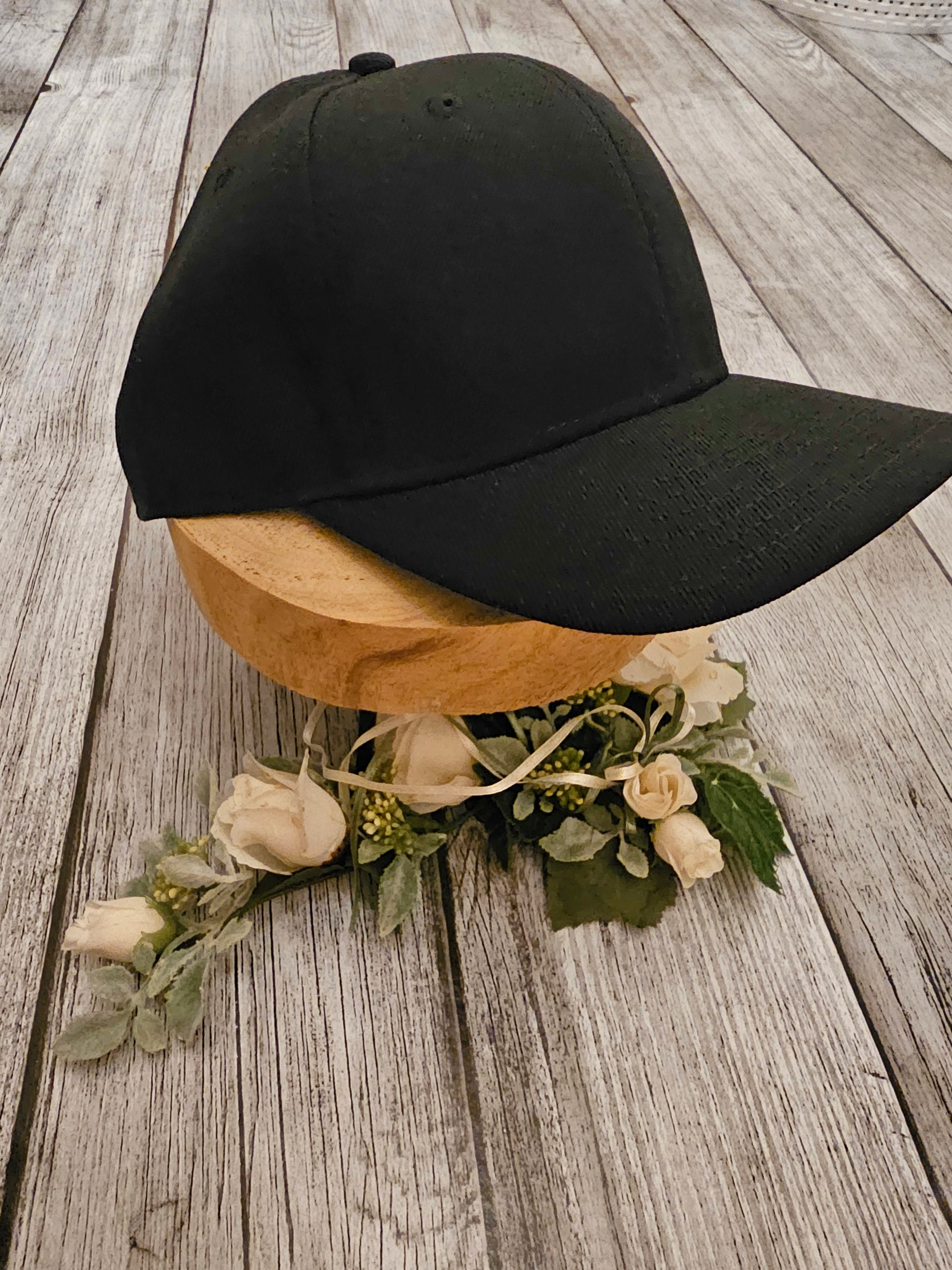 4 Caps zur Auswahl der Wunschbestickung schwarz, grau und hellbraun von der Pfötchenboutique