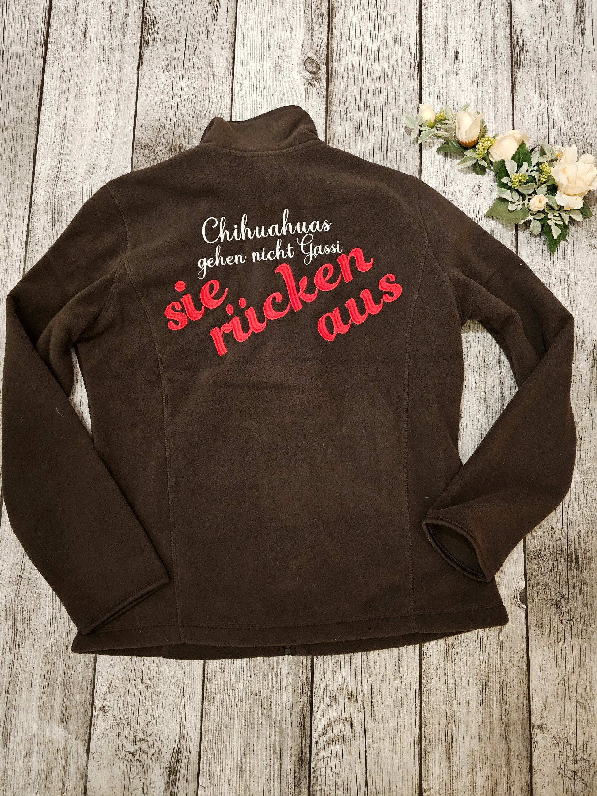 Bestickte Fleecejacke mit Aufschrift "Chihuahuas gehen nicht Gassi, sie rücken aus"