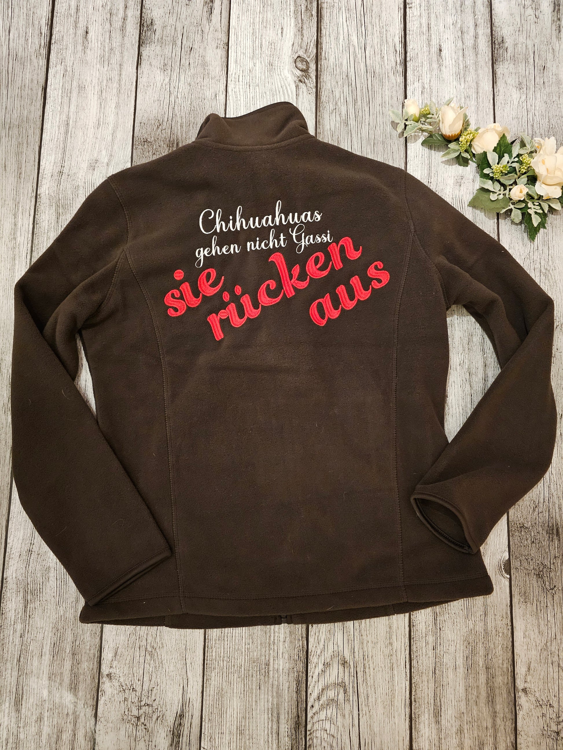 Bestickte Fleecejacke mit Aufschrift "Chihuahuas gehen nicht Gassi, sie rücken aus"