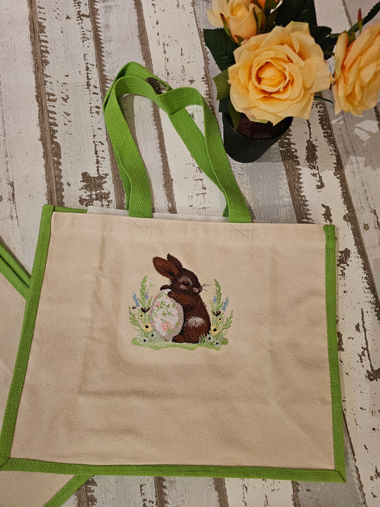 Bestickte Tüte mit einem Hasen auf einem Ei als Unikat und Geschenkidee zu Ostern 