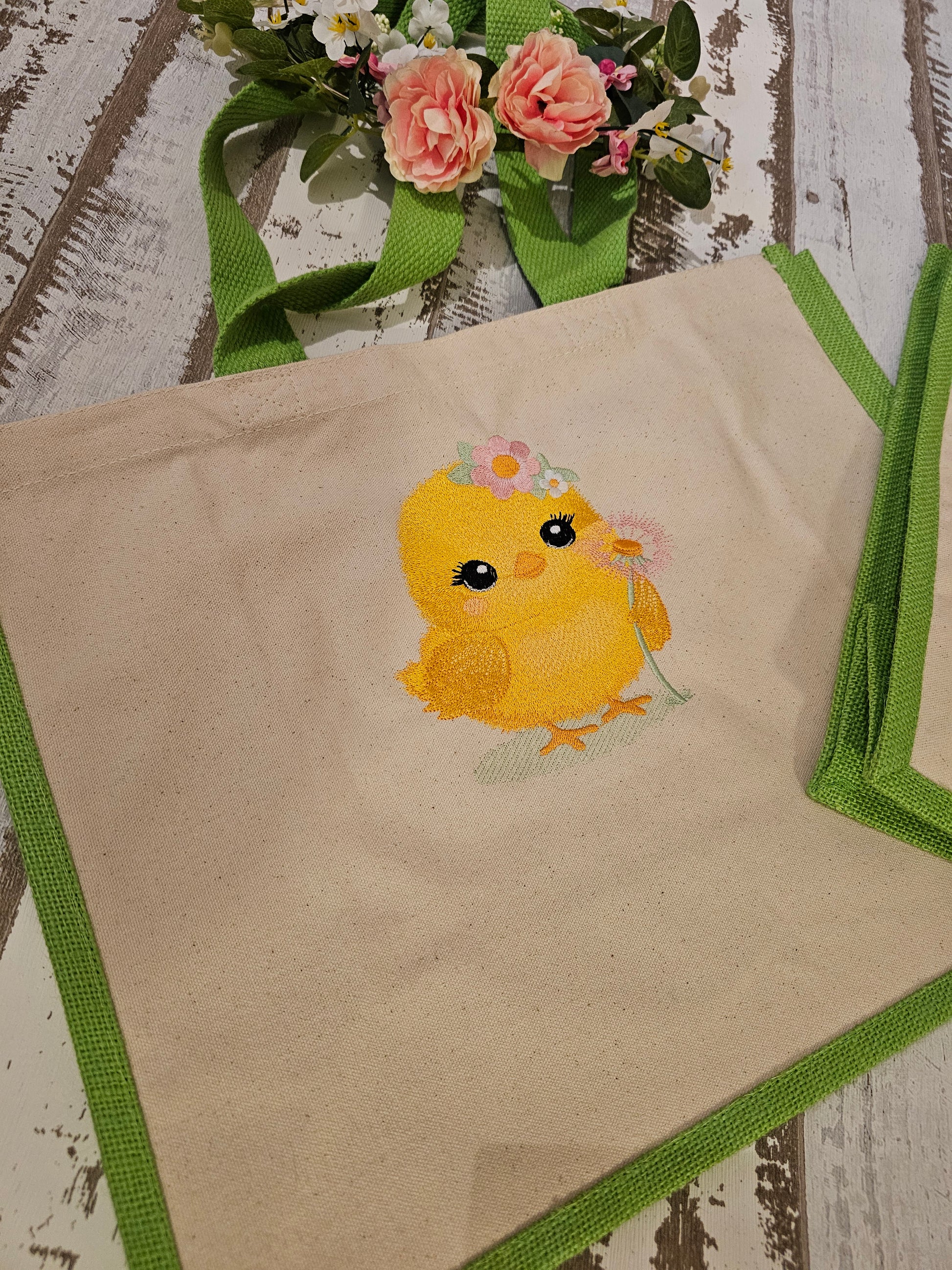 Bestickte Tüte mit einem Küken als Unikat und Geschenkidee zu Ostern  von der Pfötchenboutique and Handmade