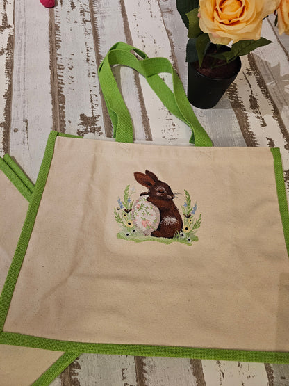 Bestickte Tüte mit einem Hasen auf einem Ei als Unikat und Geschenkidee zu Ostern 