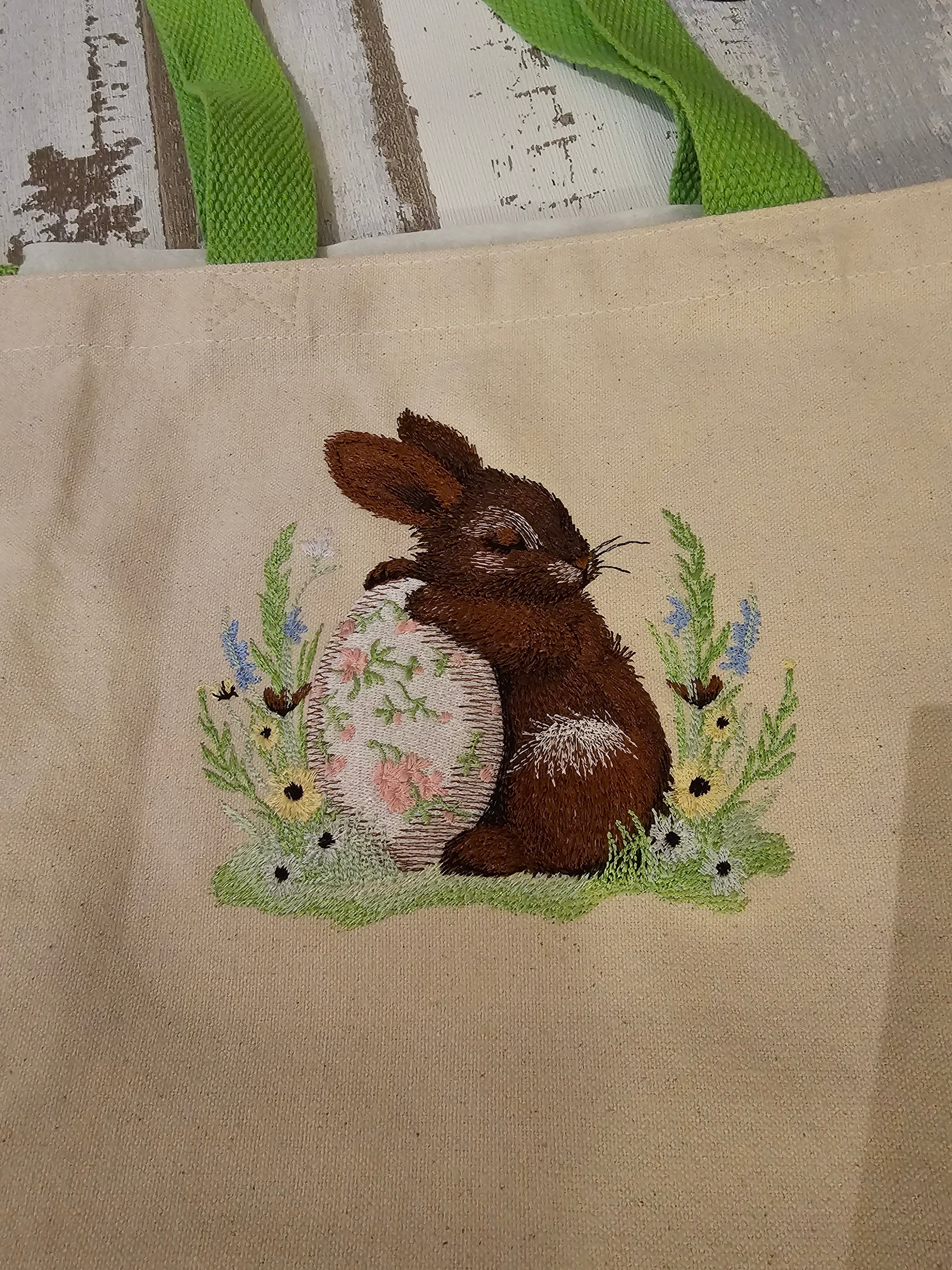 Bestickte Tüte mit einem Hasen auf einem Ei als Unikat und Geschenkidee zu Ostern 