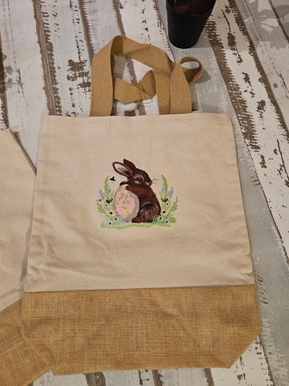 Bestickte Tüte mit einem Hasen auf weißem Ei als Unikat und Geschenkidee zu Ostern  von der Pfötchenboutique and Handmade