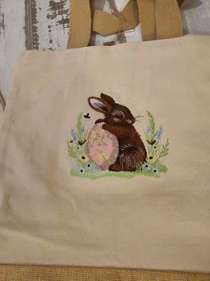 Bestickte Tüte mit einem Hasen auf weißem Ei als Unikat und Geschenkidee zu Ostern  von der Pfötchenboutique and Handmade