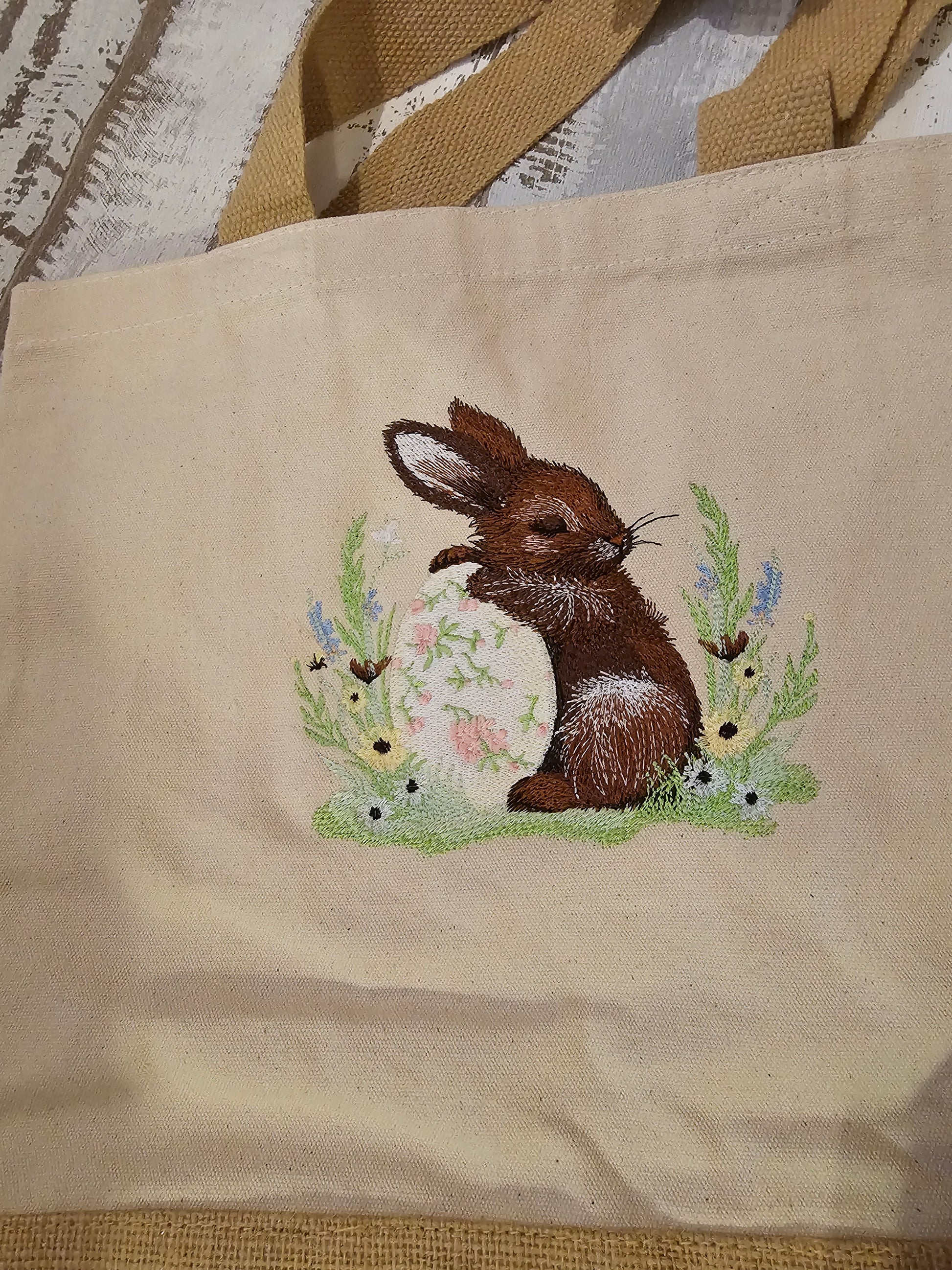 Bestickte Tüte mit einem Hasen auf weißem Ei als Unikat und Geschenkidee zu Ostern  von der Pfötchenboutique and Handmade