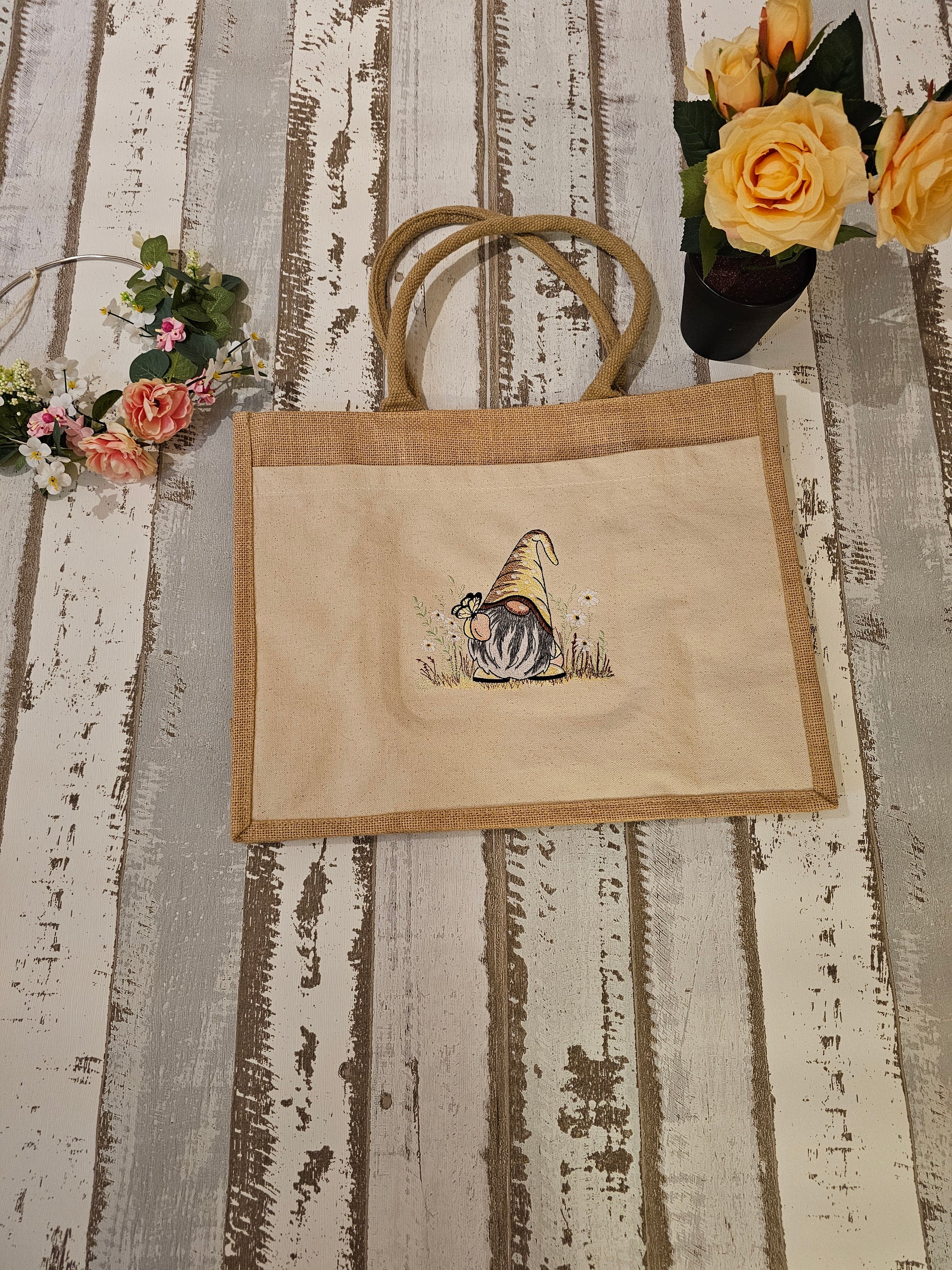 Bestickte Tüte mit einemWichtel als Unikat und Geschenkidee zu Ostern  von der Pfötchenboutique and Handmade