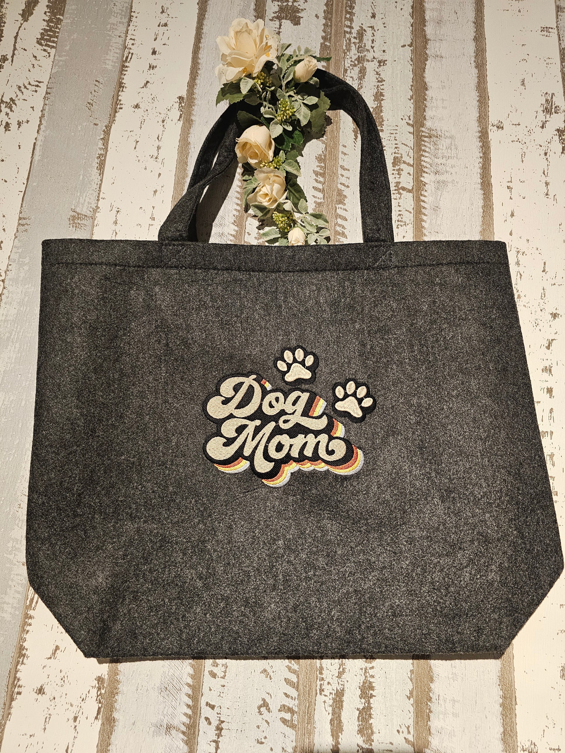 Große Filztasche mit Bestickung Dog Mom erdelt durch die Pfötchenboutique