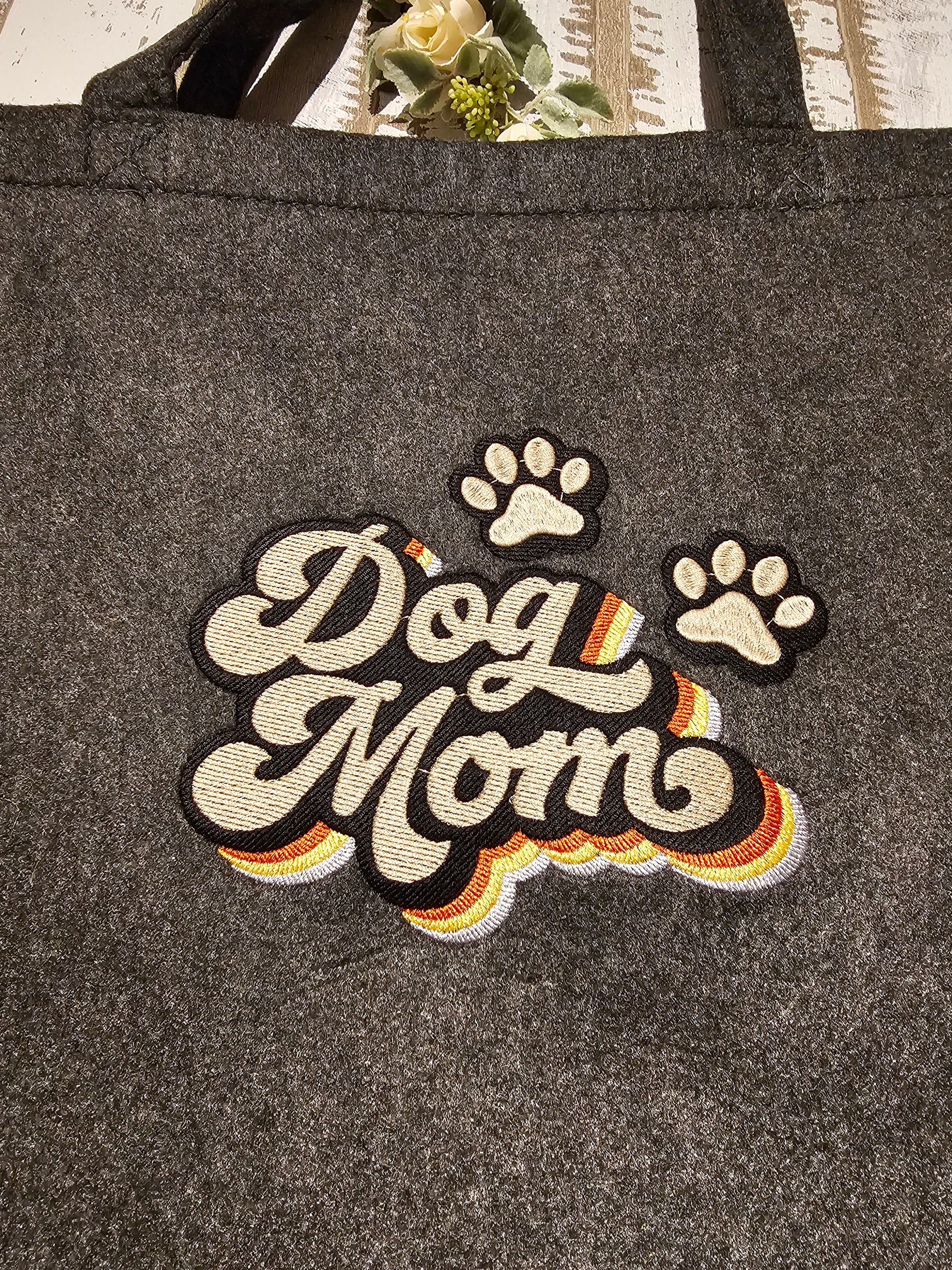 Große Filztasche mit Bestickung Dog Mom erdelt durch die Pfötchenboutique