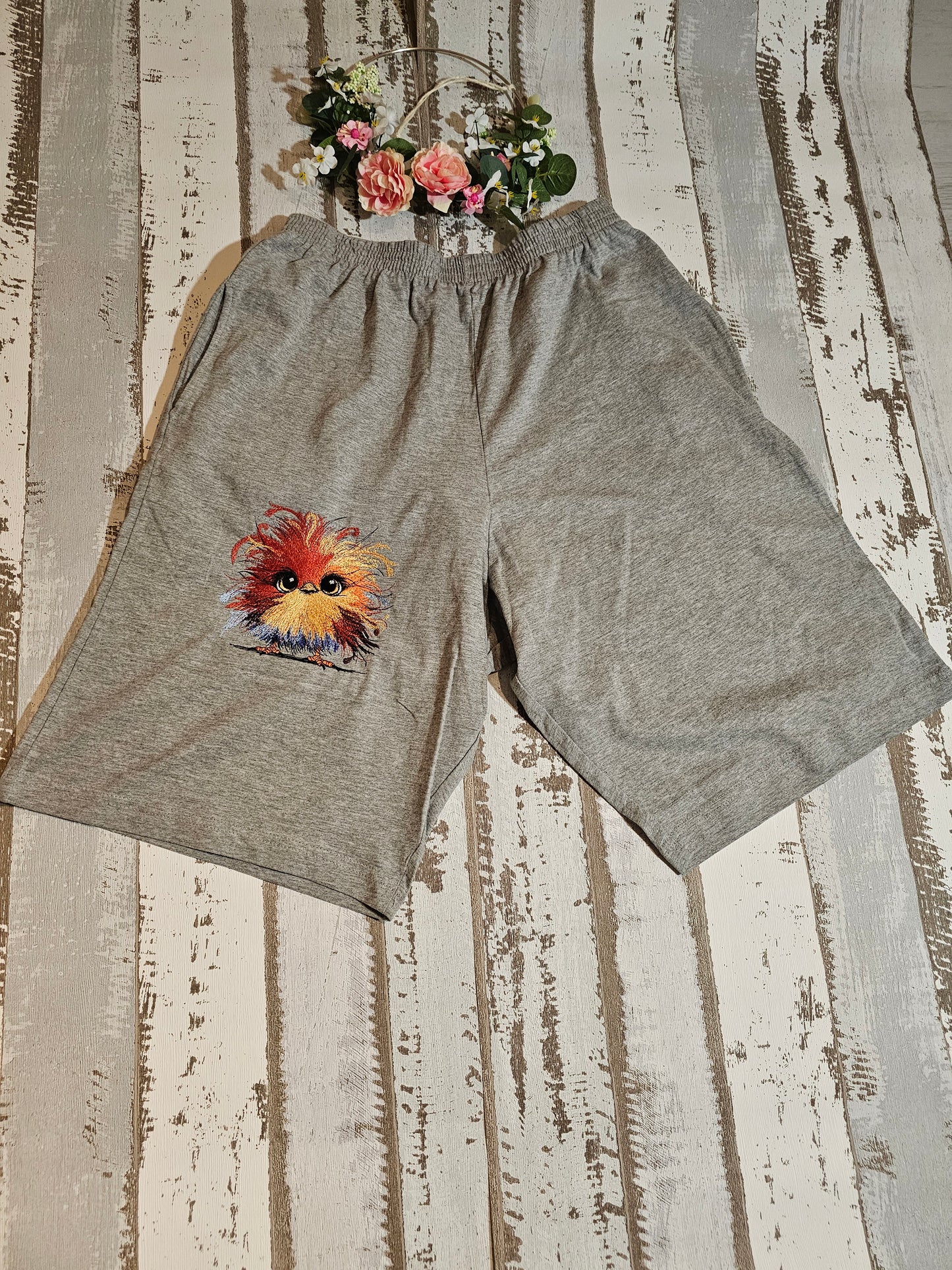 Kurze graue Jogginghose bestickt mit einem Huhn veredelt durch die Pfötchenboutique 